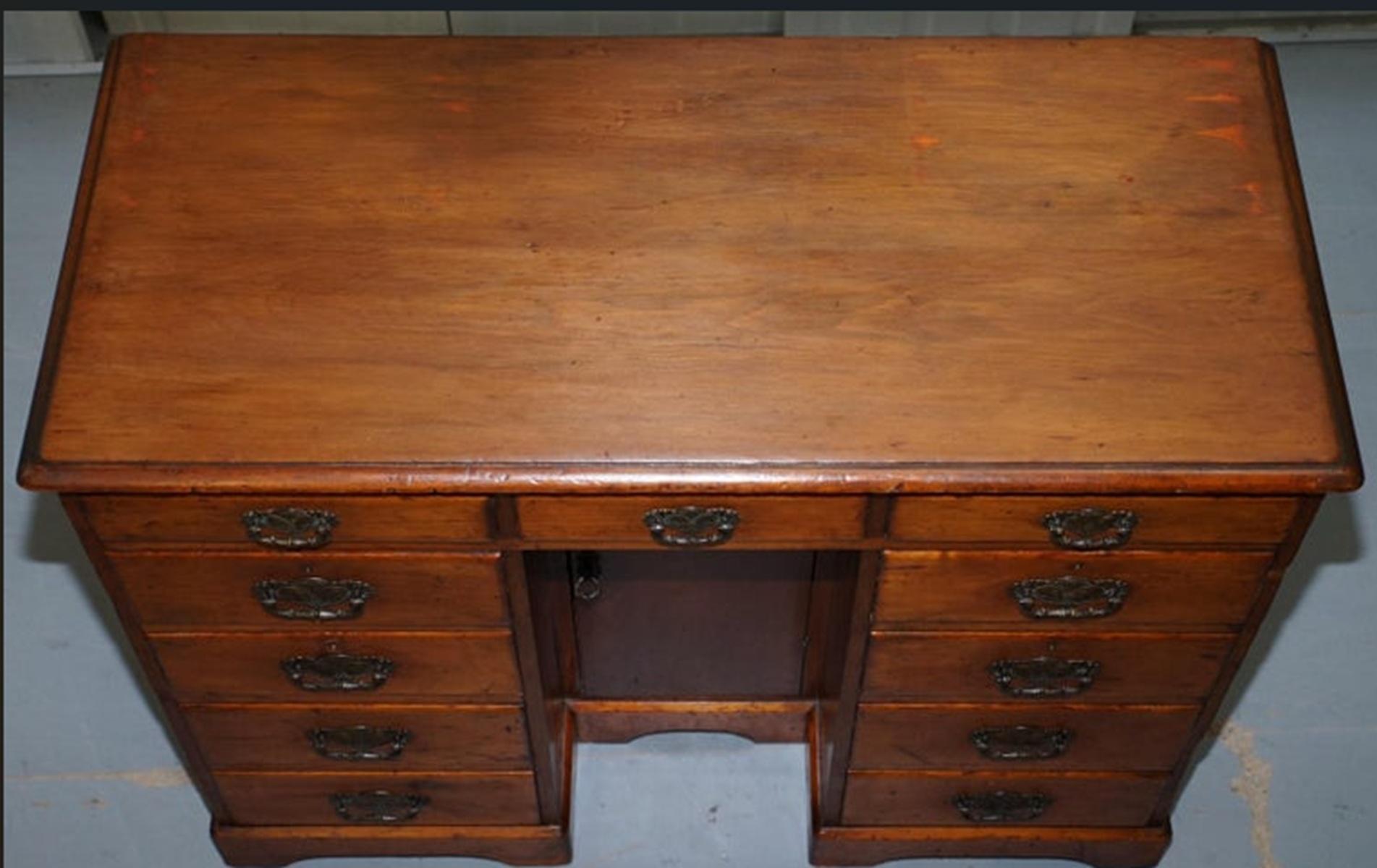 Piccola scrivania vittoriana del 1880 in noce massiccio con foro per le ginocchia, con molti cassetti per lo stoccaggio in vendita 4