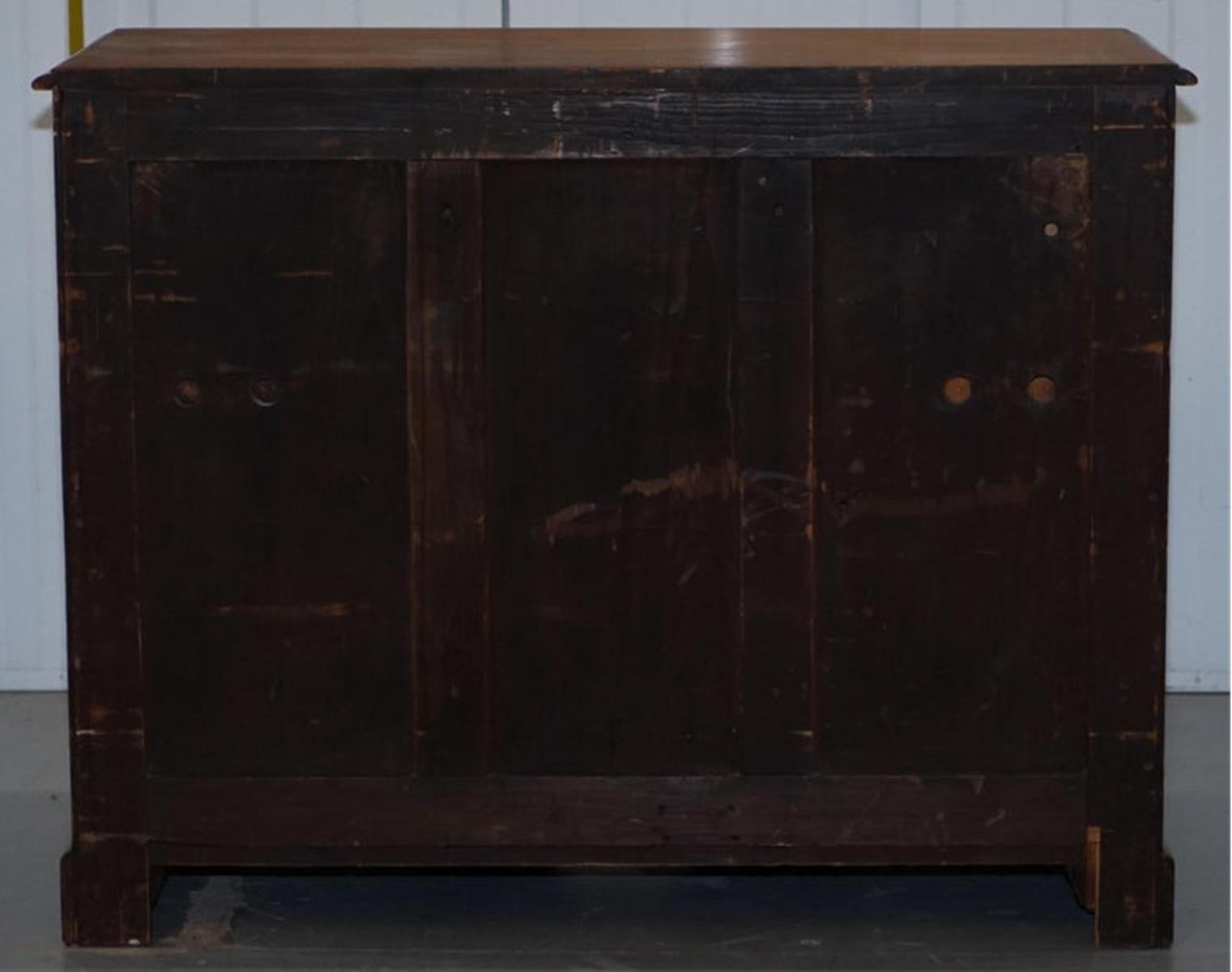 Piccola scrivania vittoriana del 1880 in noce massiccio con foro per le ginocchia, con molti cassetti per lo stoccaggio in vendita 8