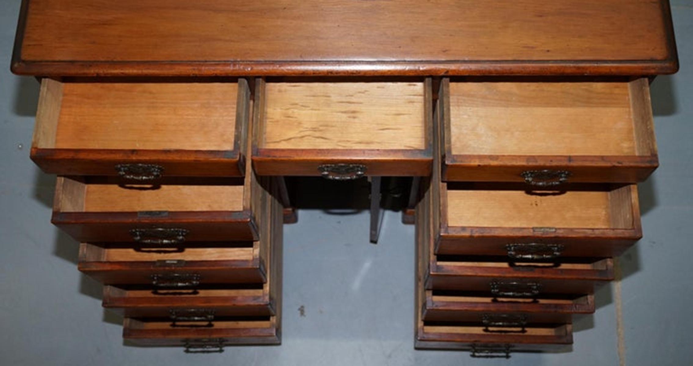 Piccola scrivania vittoriana del 1880 in noce massiccio con foro per le ginocchia, con molti cassetti per lo stoccaggio in vendita 12