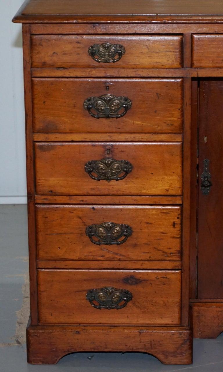 Inglese Piccola scrivania vittoriana del 1880 in noce massiccio con foro per le ginocchia, con molti cassetti per lo stoccaggio in vendita