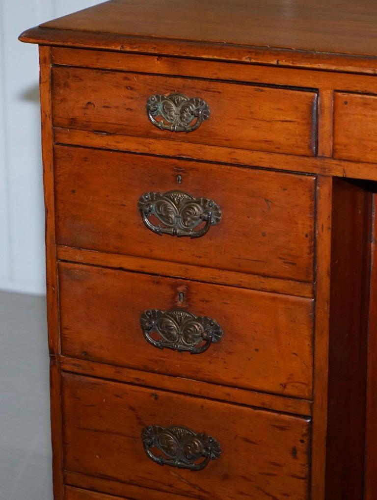 Fatto a mano Piccola scrivania vittoriana del 1880 in noce massiccio con foro per le ginocchia, con molti cassetti per lo stoccaggio in vendita