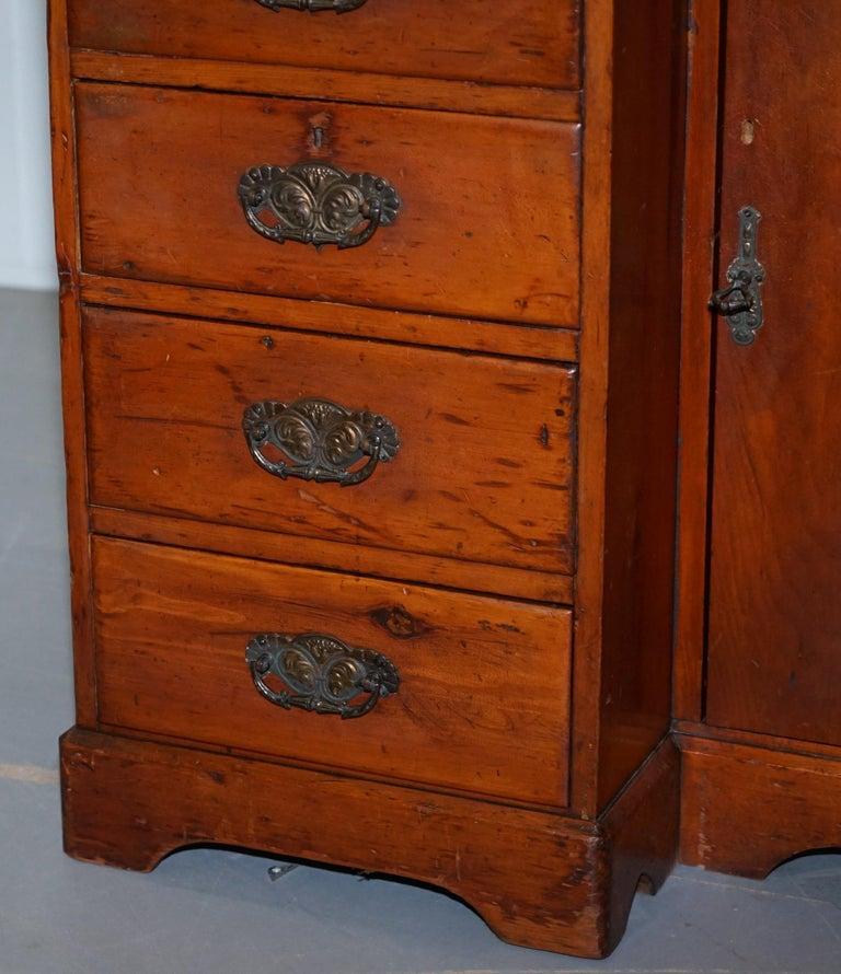Piccola scrivania vittoriana del 1880 in noce massiccio con foro per le ginocchia, con molti cassetti per lo stoccaggio In condizioni discrete in vendita a West Sussex, Pulborough