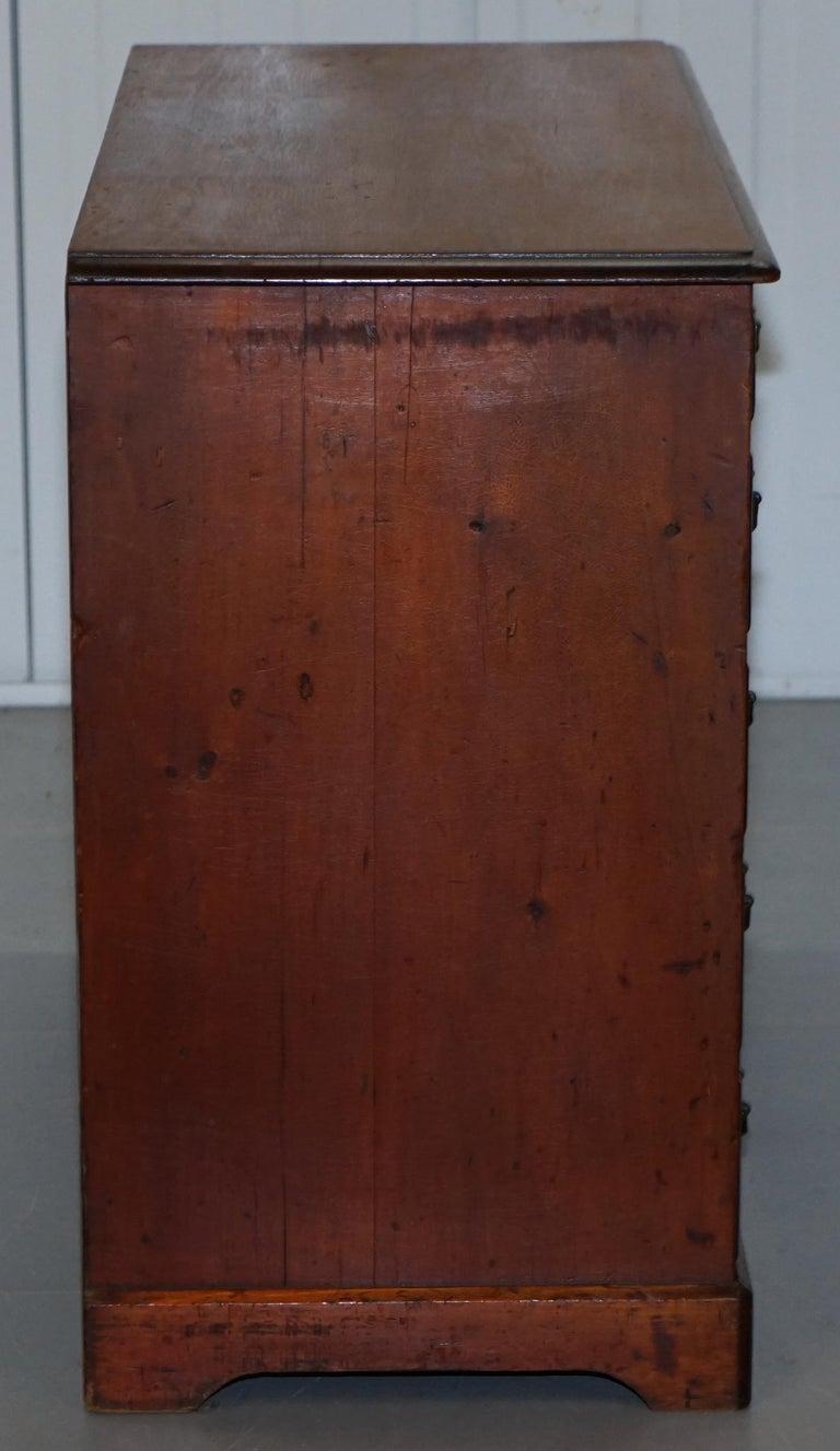 Noce Piccola scrivania vittoriana del 1880 in noce massiccio con foro per le ginocchia, con molti cassetti per lo stoccaggio in vendita