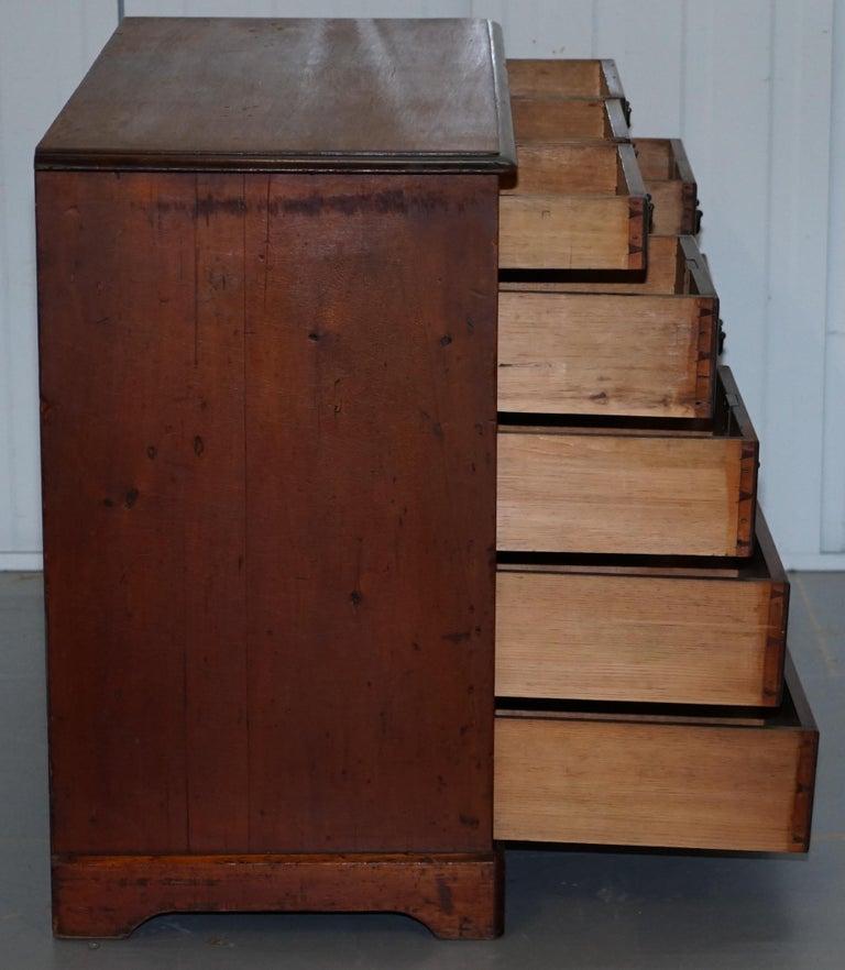 Piccola scrivania vittoriana del 1880 in noce massiccio con foro per le ginocchia, con molti cassetti per lo stoccaggio in vendita 1
