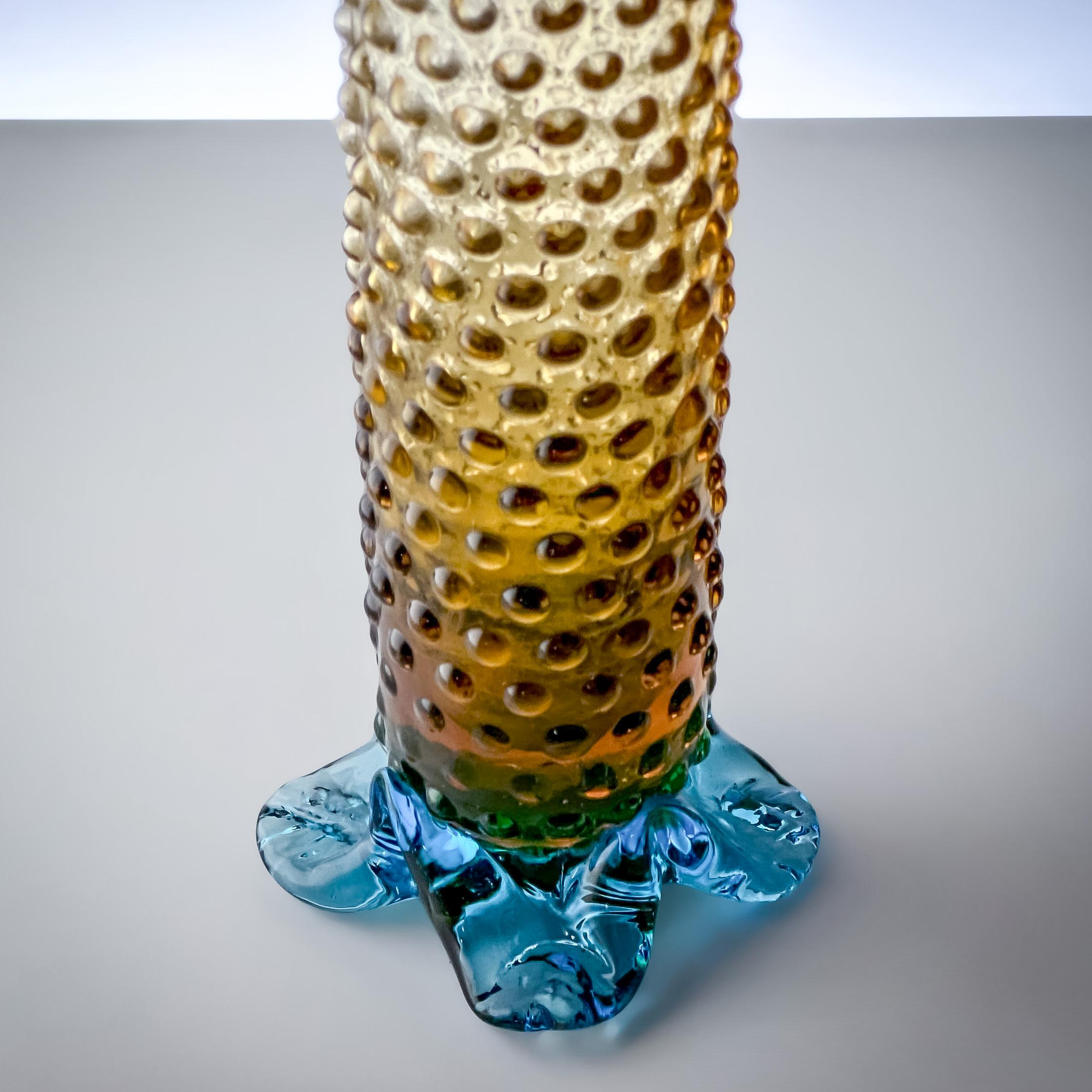 Tardo vittoriano Piccolo vaso di vetro ambrato vittoriano Hobnail Bud attribuito a Harrach in vendita