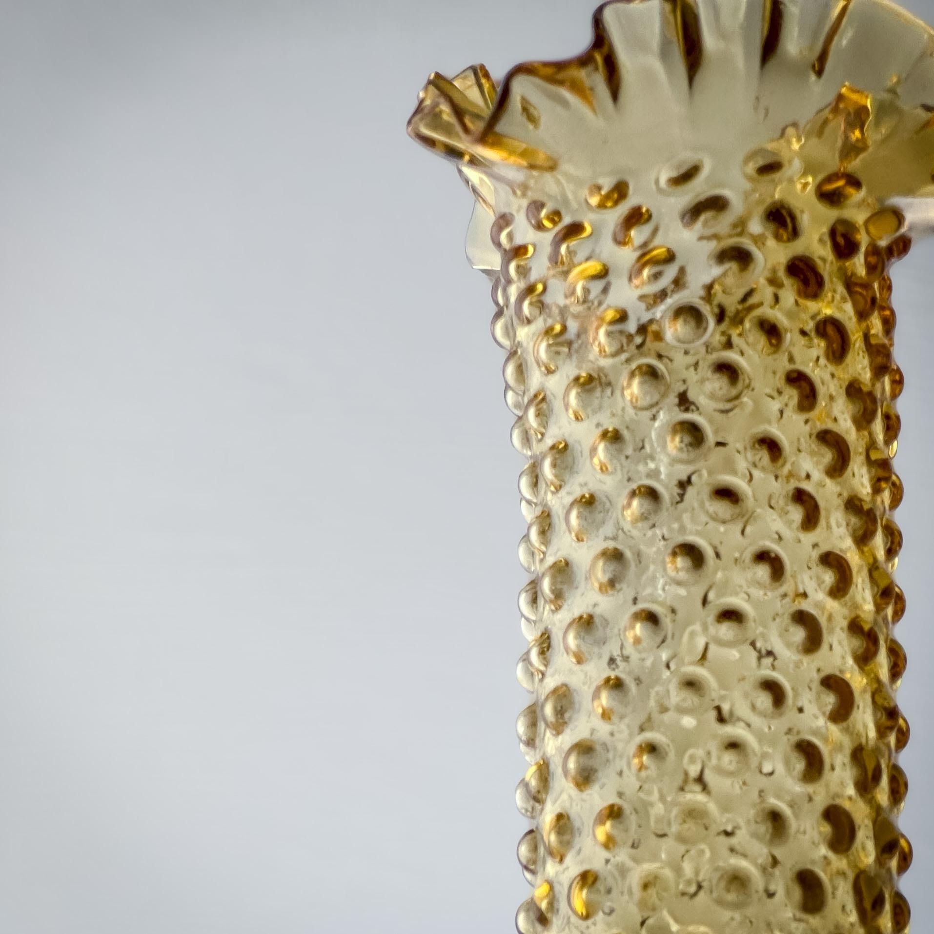 Ceco Piccolo vaso di vetro ambrato vittoriano Hobnail Bud attribuito a Harrach in vendita