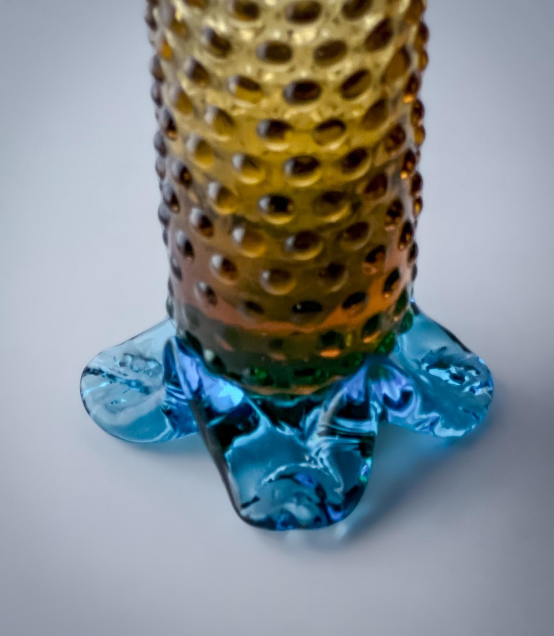 Calco Piccolo vaso di vetro ambrato vittoriano Hobnail Bud attribuito a Harrach in vendita