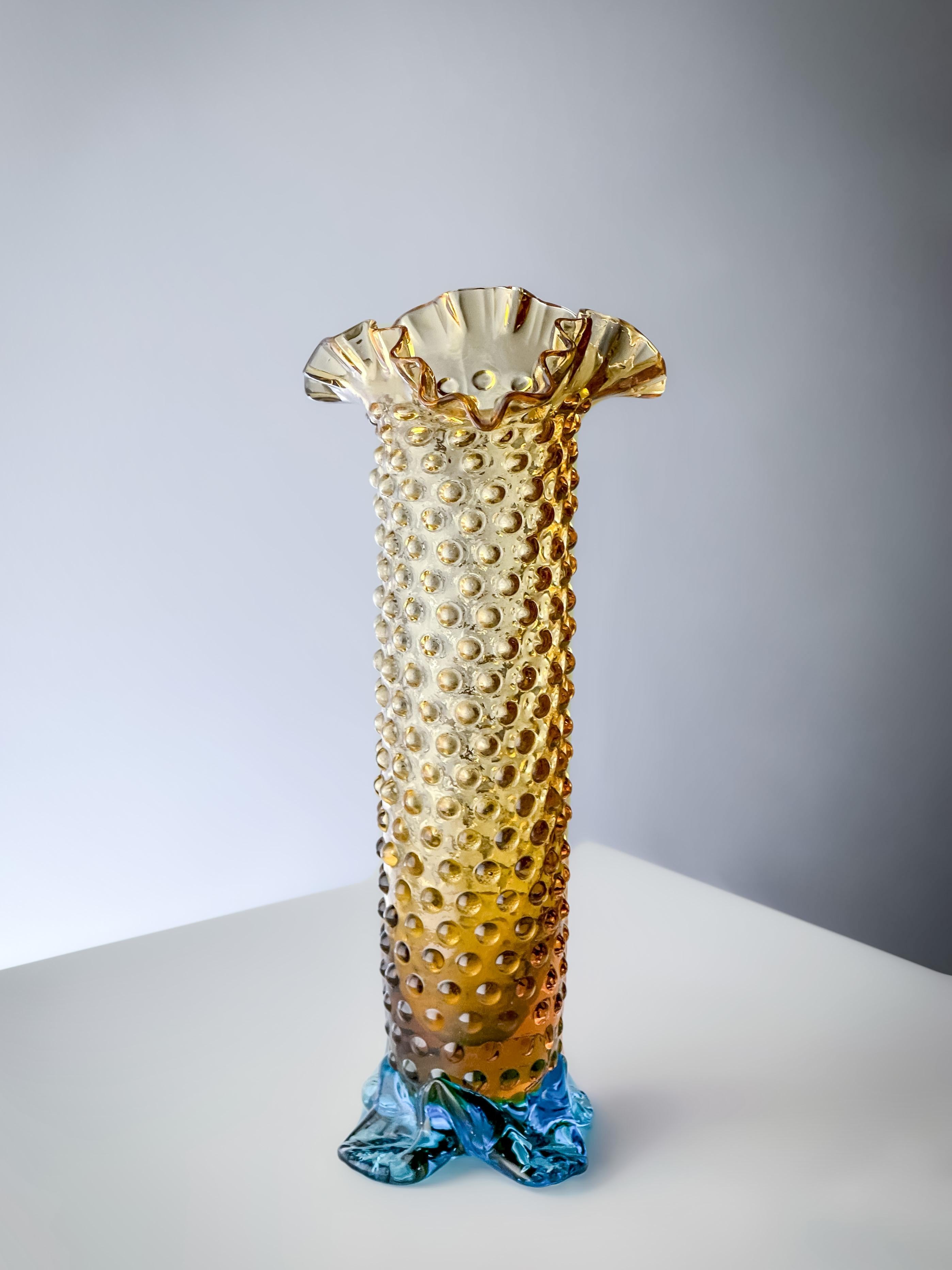 Piccolo vaso di vetro ambrato vittoriano Hobnail Bud attribuito a Harrach In condizioni buone in vendita a Glasgow, GB