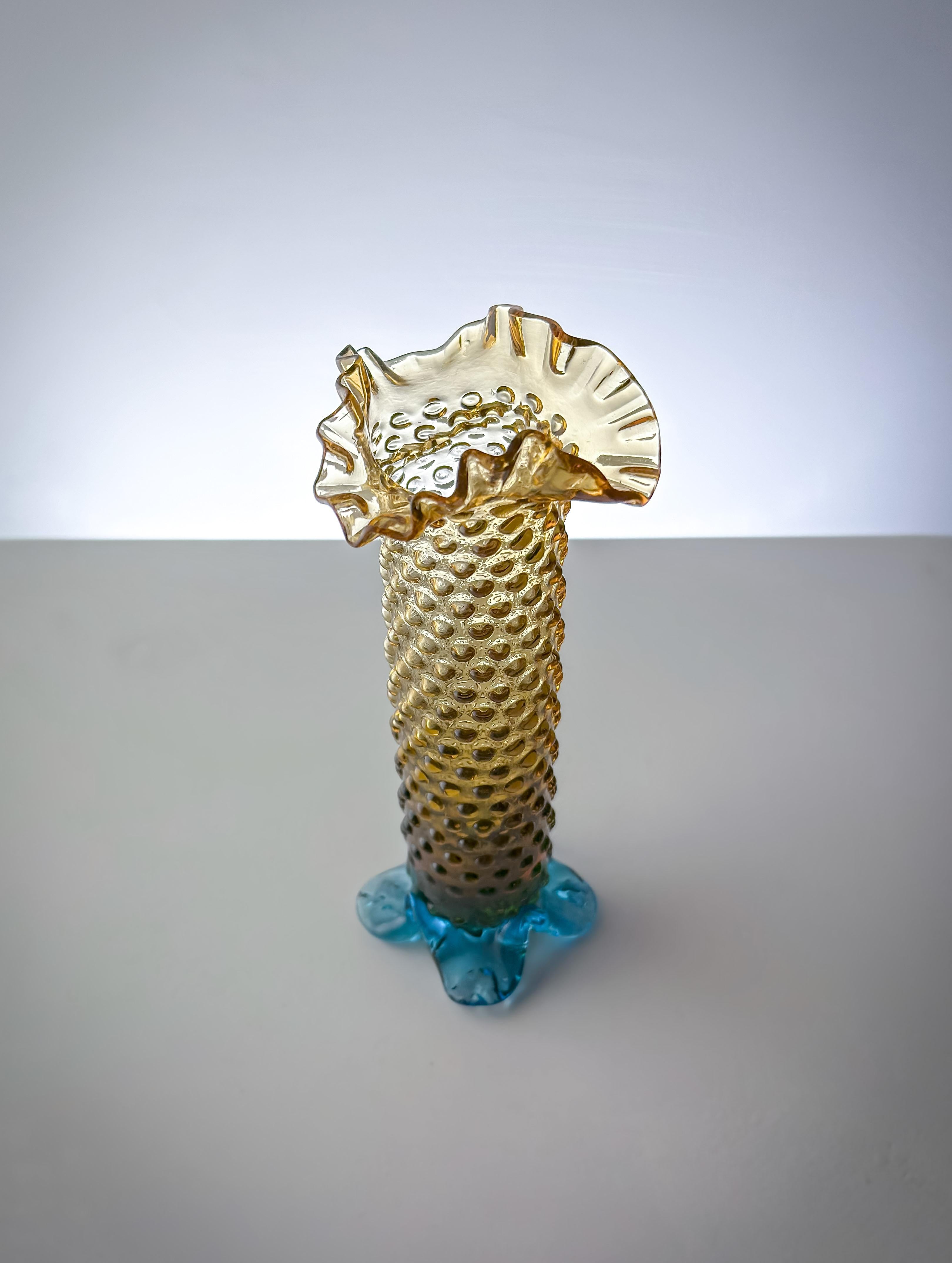 XIX secolo Piccolo vaso di vetro ambrato vittoriano Hobnail Bud attribuito a Harrach in vendita