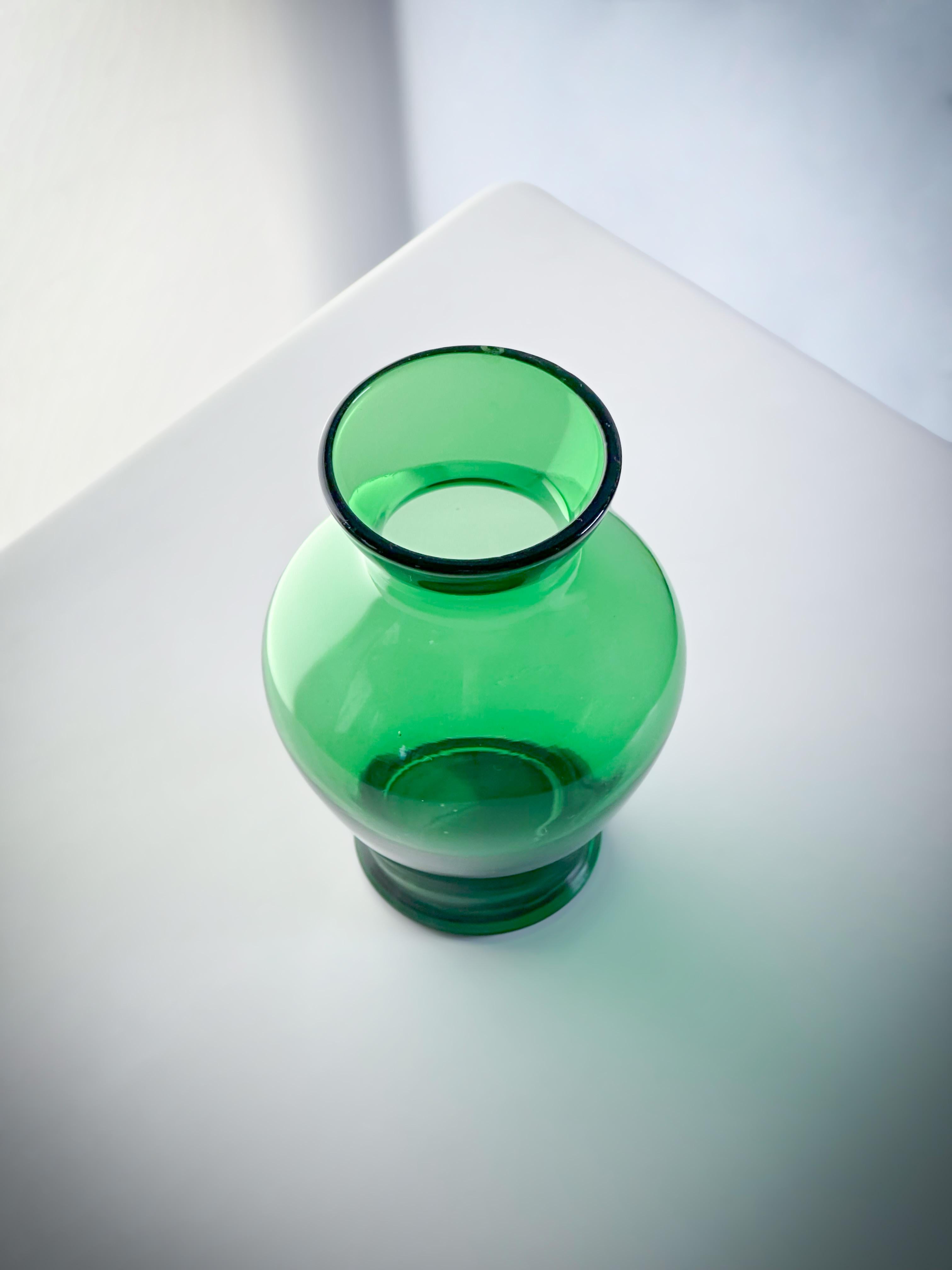 Small Victorian Green Glass Bud Vase Circa 1900 England In Good Condition In Glasgow, GB