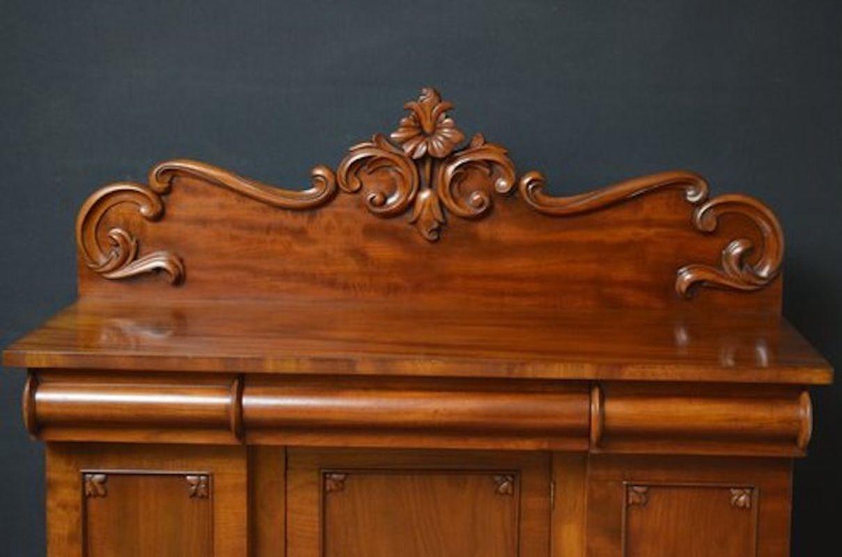 Small Victorian Mahogany Sideboard In Good Condition For Sale In Whaley Bridge, GB