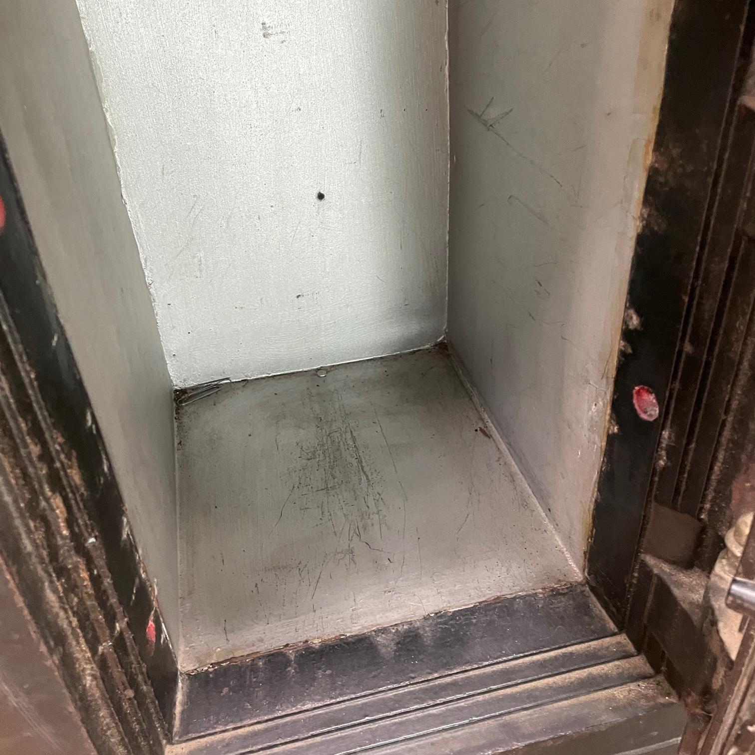 Viktorianischer, sicherer, schwerer, viktorianischer Meilink's Home Vault-Nachttisch aus Eisenbahn im Zustand „Relativ gut“ im Angebot in Hyattsville, MD