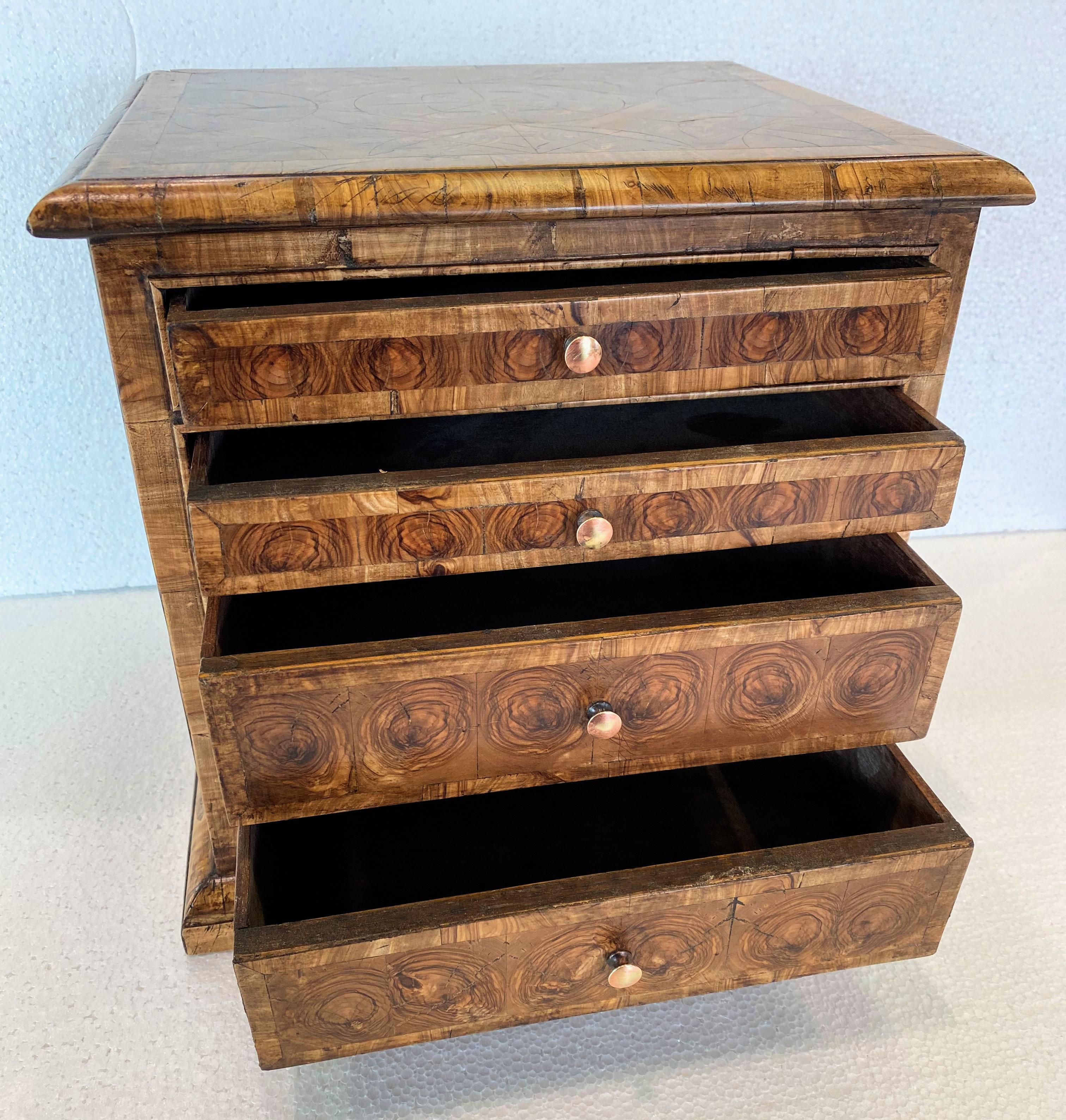 Petit coffre de collection victorien en bois d'huître replaqué en vente 3