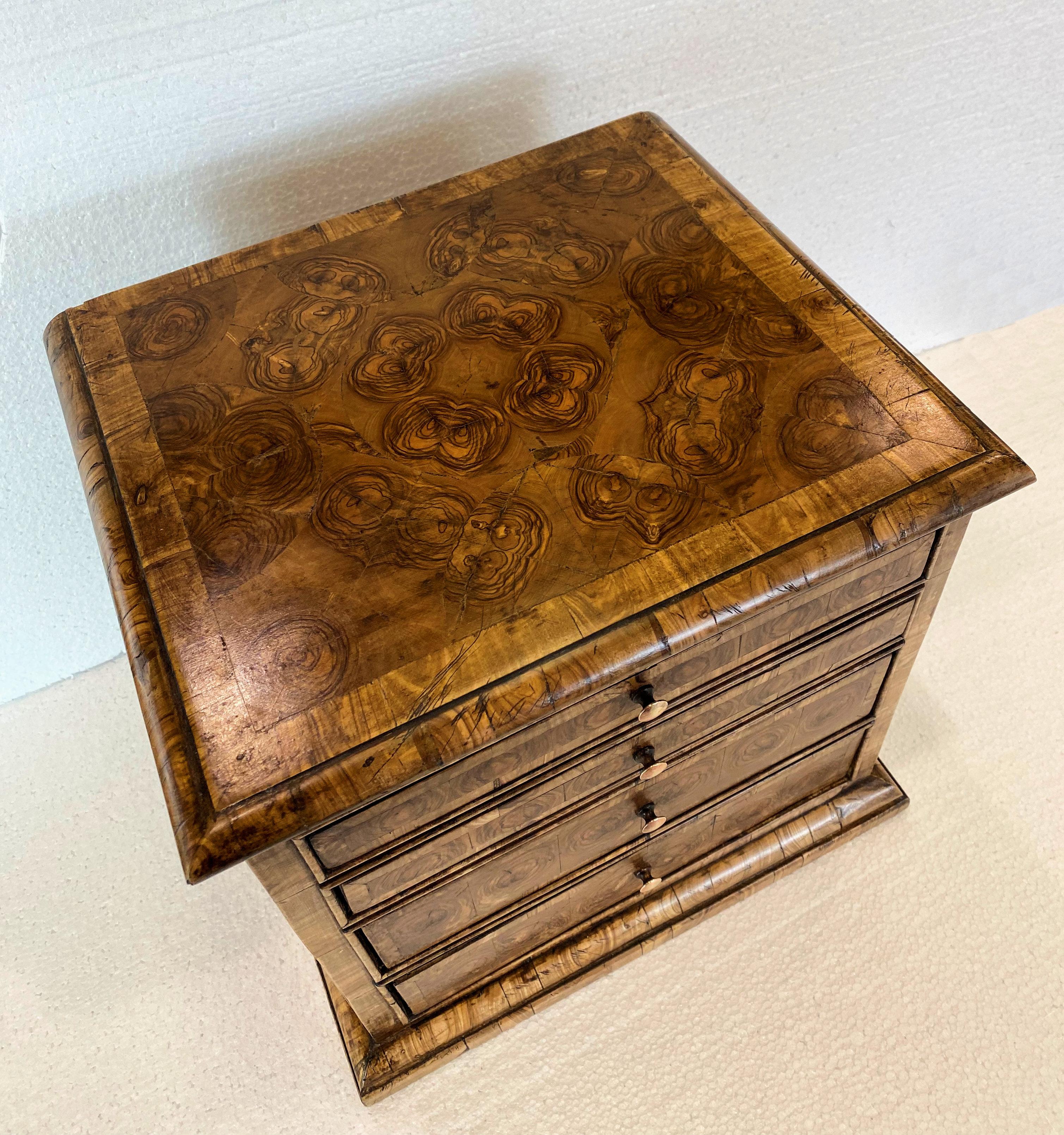 Petit coffre de collection victorien en bois d'huître replaqué en vente 4