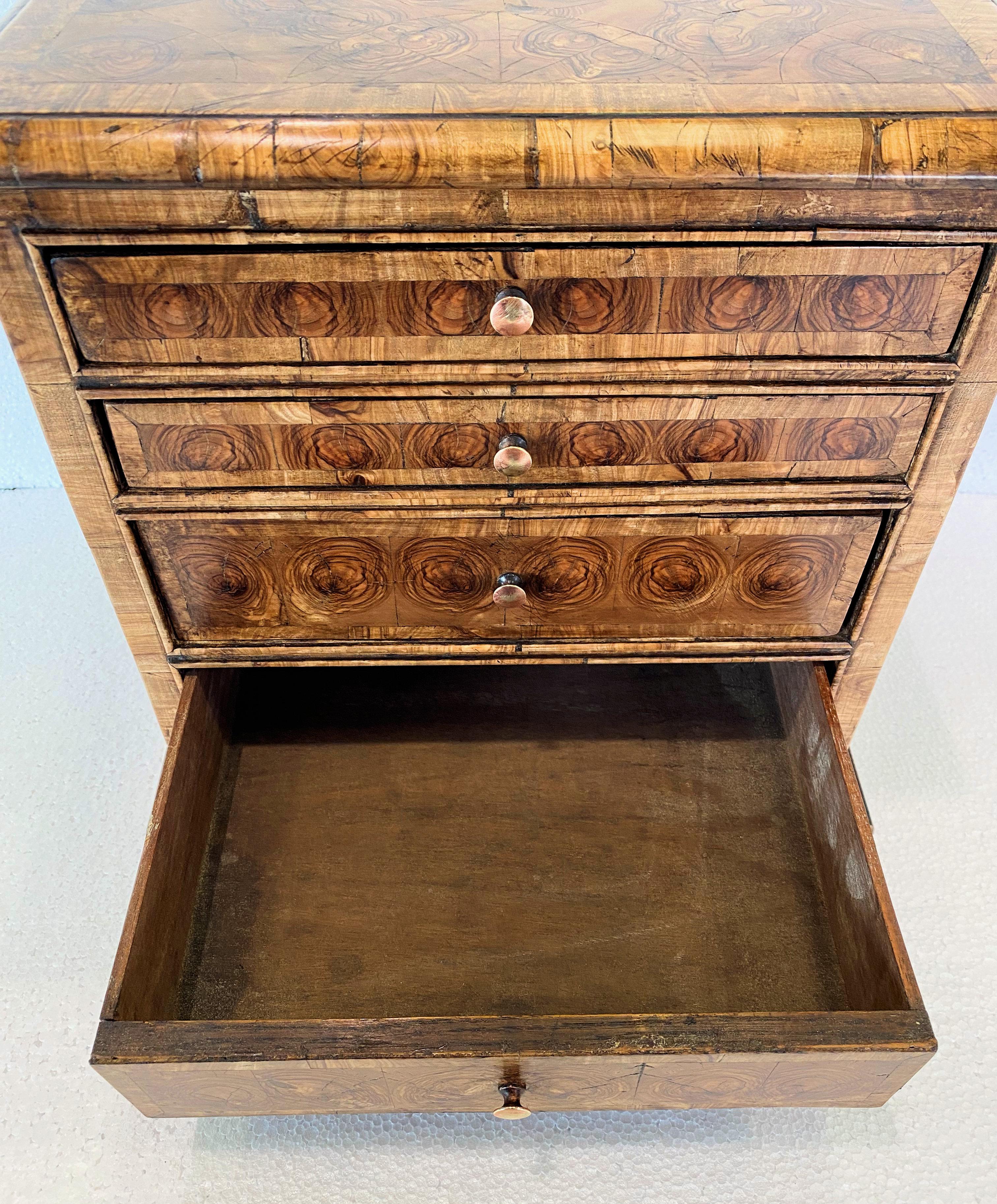 Small Victorian Oyster Re-Veneered Collector's Chest  In Good Condition For Sale In London, GB