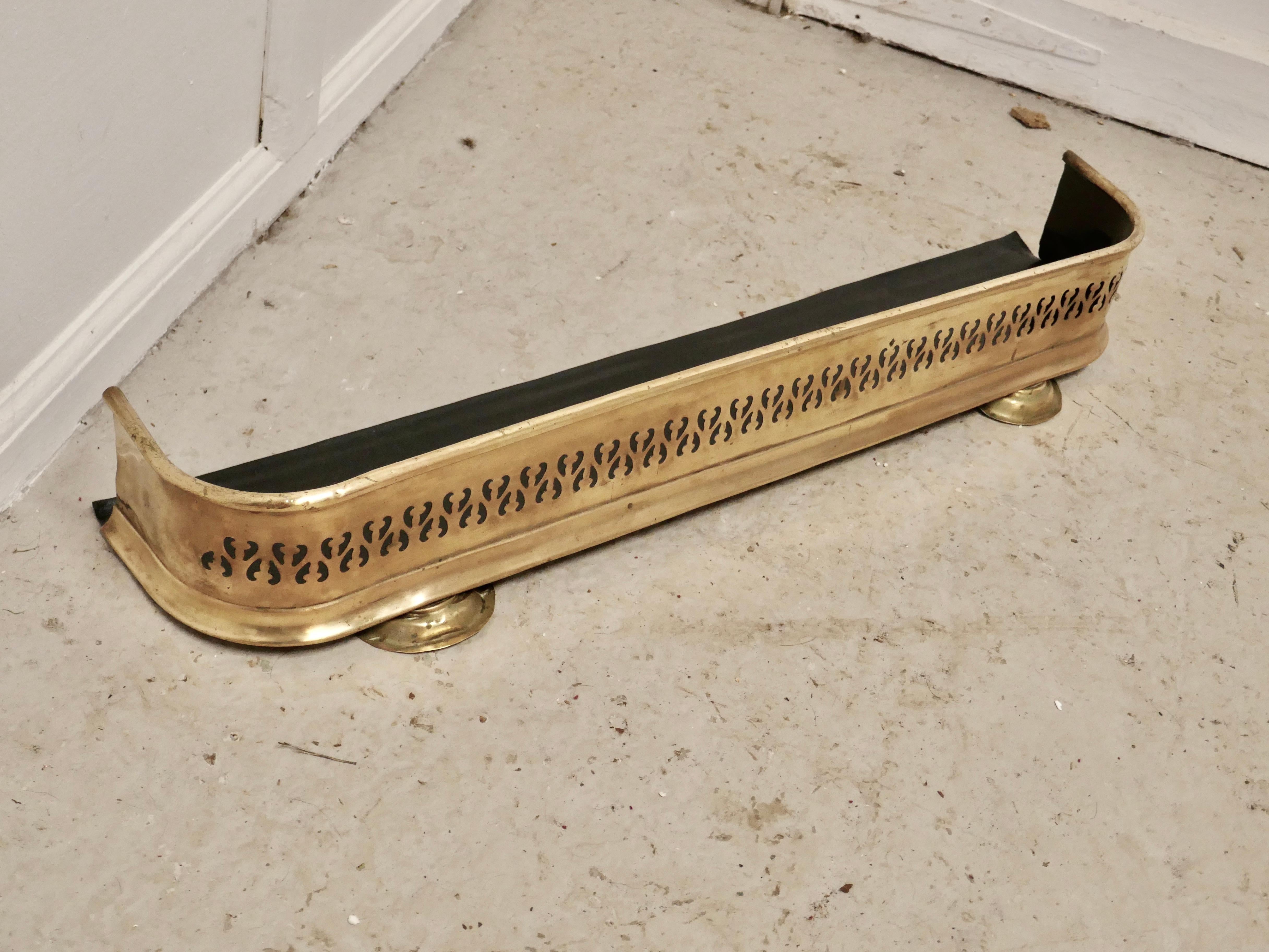 Small Victorian Pierced Brass Fender In Good Condition For Sale In Chillerton, Isle of Wight