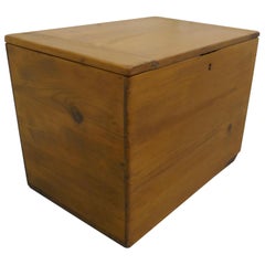 Pequeña caja de escritorio o Treasure Chest victoriana de pino