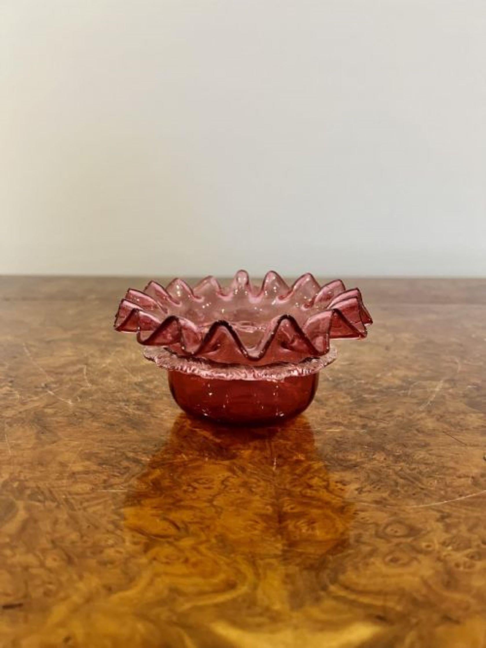 Kleine Schale aus Preiselbeerglas in viktorianischer Qualität. Original Cranberry-Glasschale mit schön geformtem Deckel