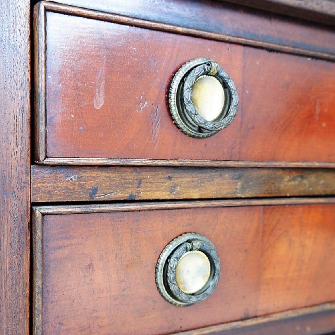Piccola cassettiera in stile vittoriano

Usura coerente con l'età e l'uso

Antico - Commode de Maîtrise
Misure: 52cmx29cm H. 53,5cm 