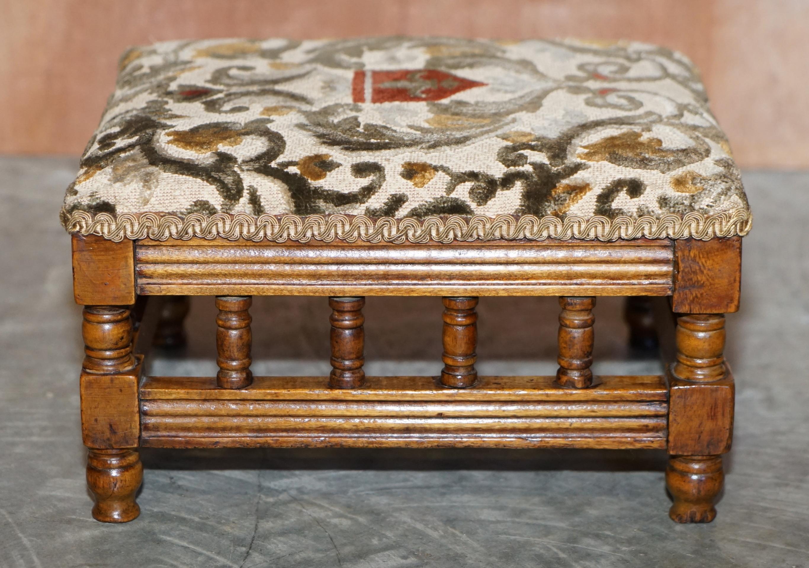Piccola poltrona Wingabck vittoriana in noce con poggiapiedi ricamati in stile Maple & Co. In condizioni buone in vendita a West Sussex, Pulborough