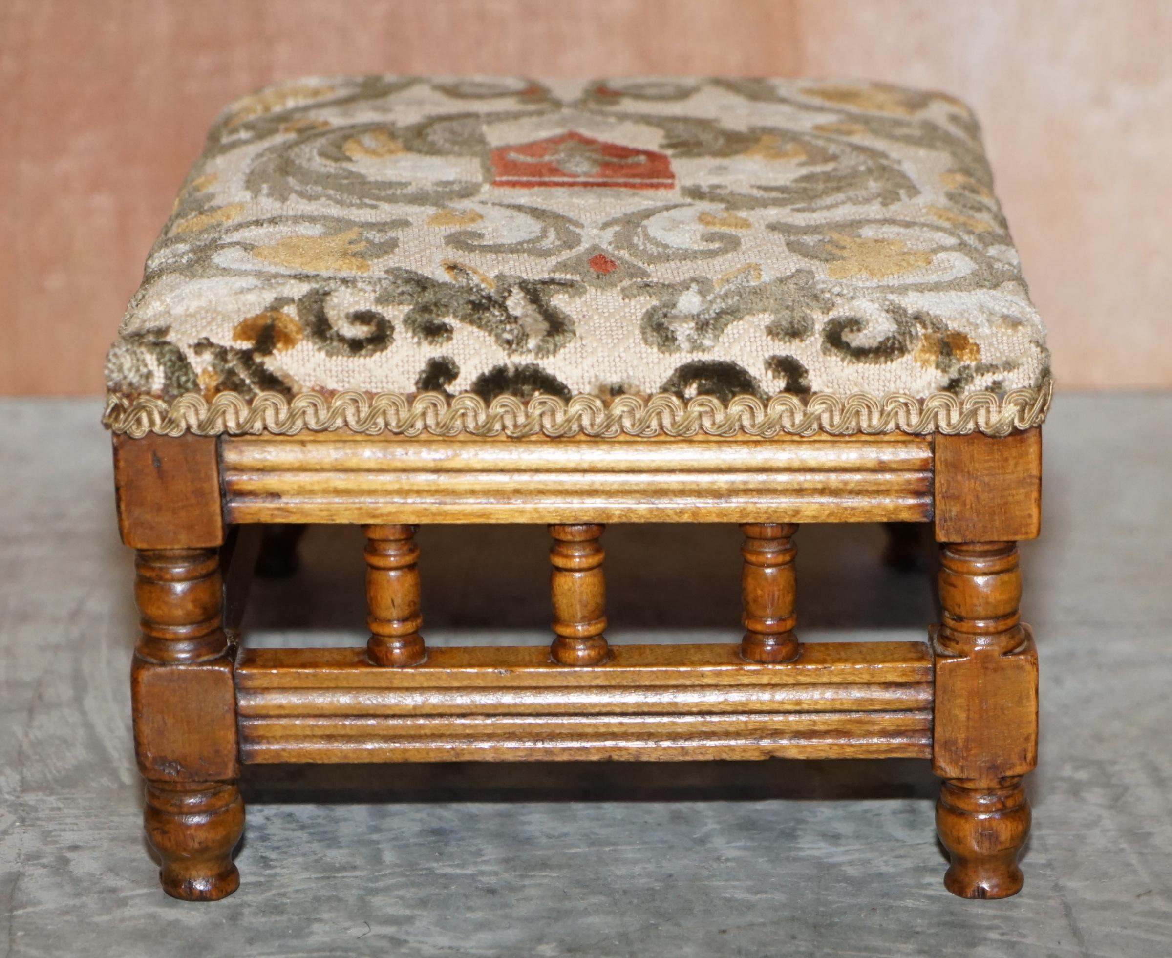 XIX secolo Piccola poltrona Wingabck vittoriana in noce con poggiapiedi ricamati in stile Maple & Co. in vendita