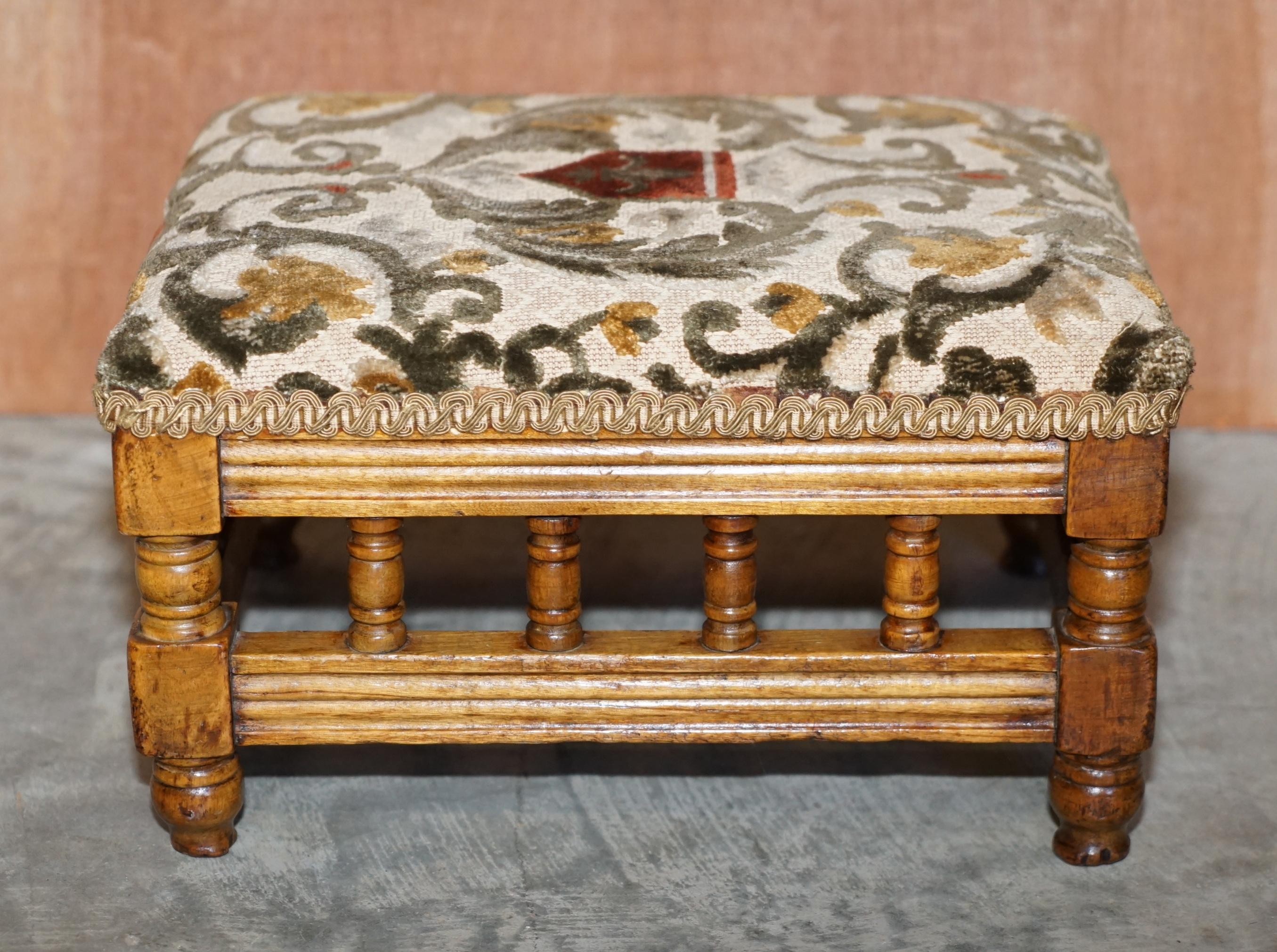 Tappezzeria Piccola poltrona Wingabck vittoriana in noce con poggiapiedi ricamati in stile Maple & Co. in vendita