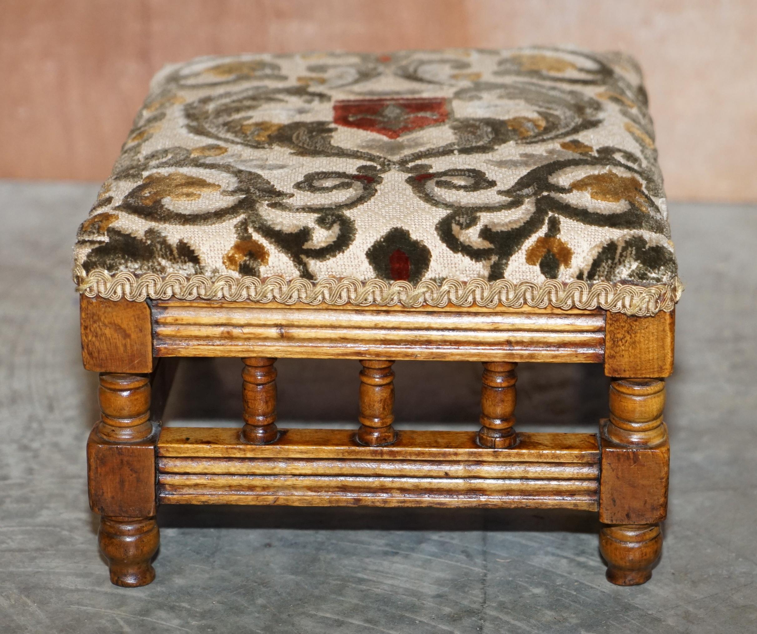 Piccola poltrona Wingabck vittoriana in noce con poggiapiedi ricamati in stile Maple & Co. in vendita 1