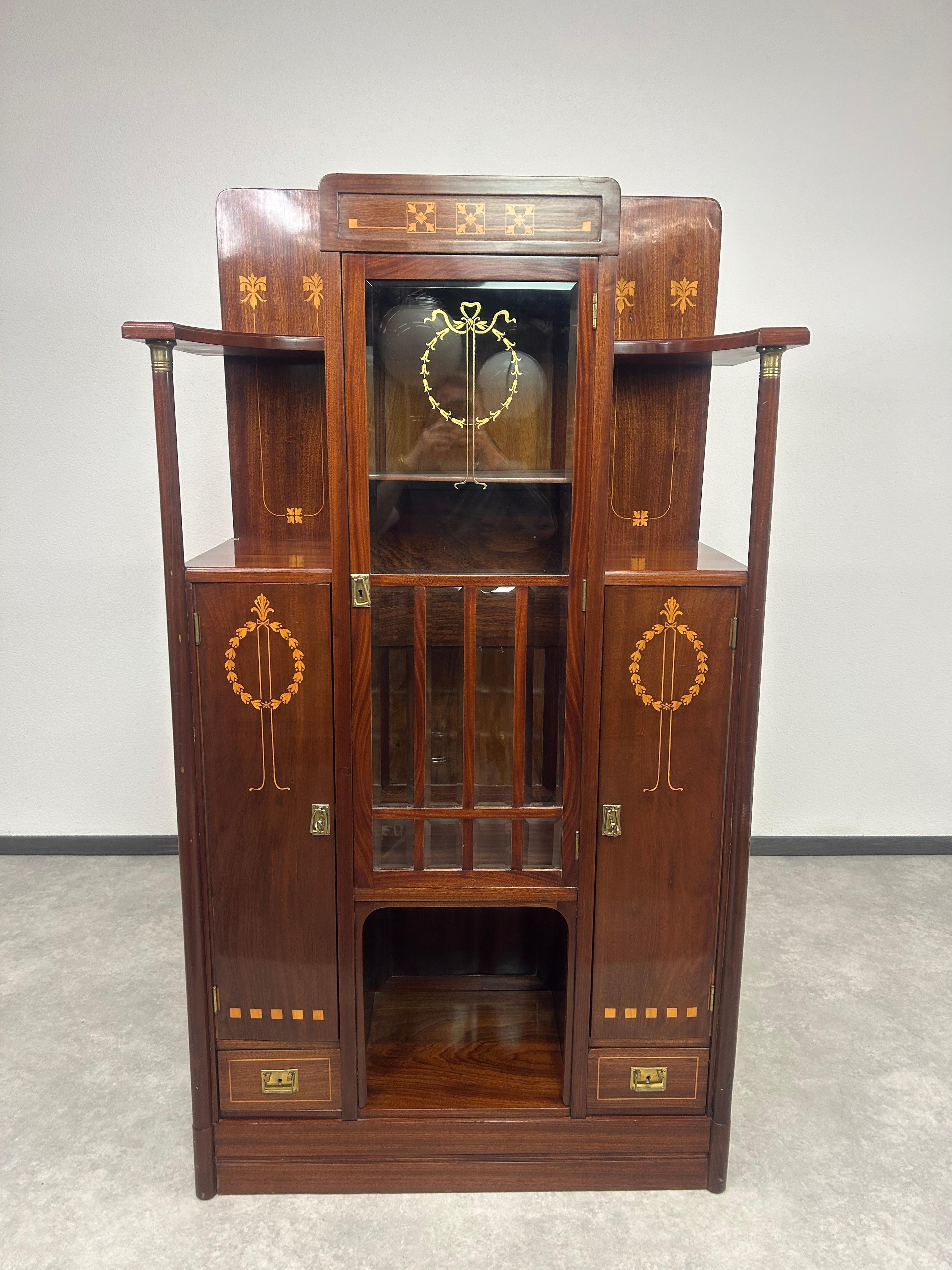 Piccola credenza della secessione viennese in ottime condizioni originali con segni d'uso.
