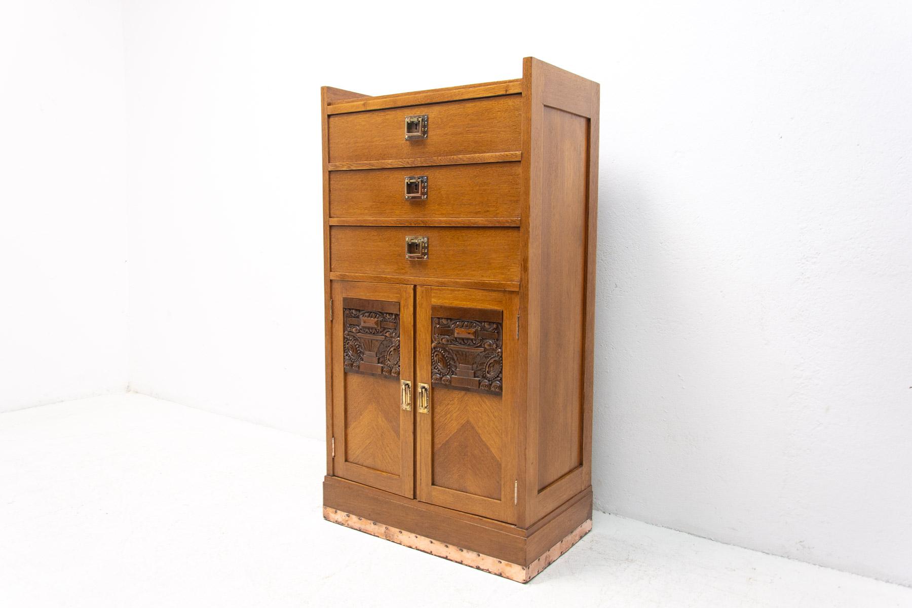 Small Viennese Secession Chest of Drawers, 1910 In Good Condition In Prague 8, CZ