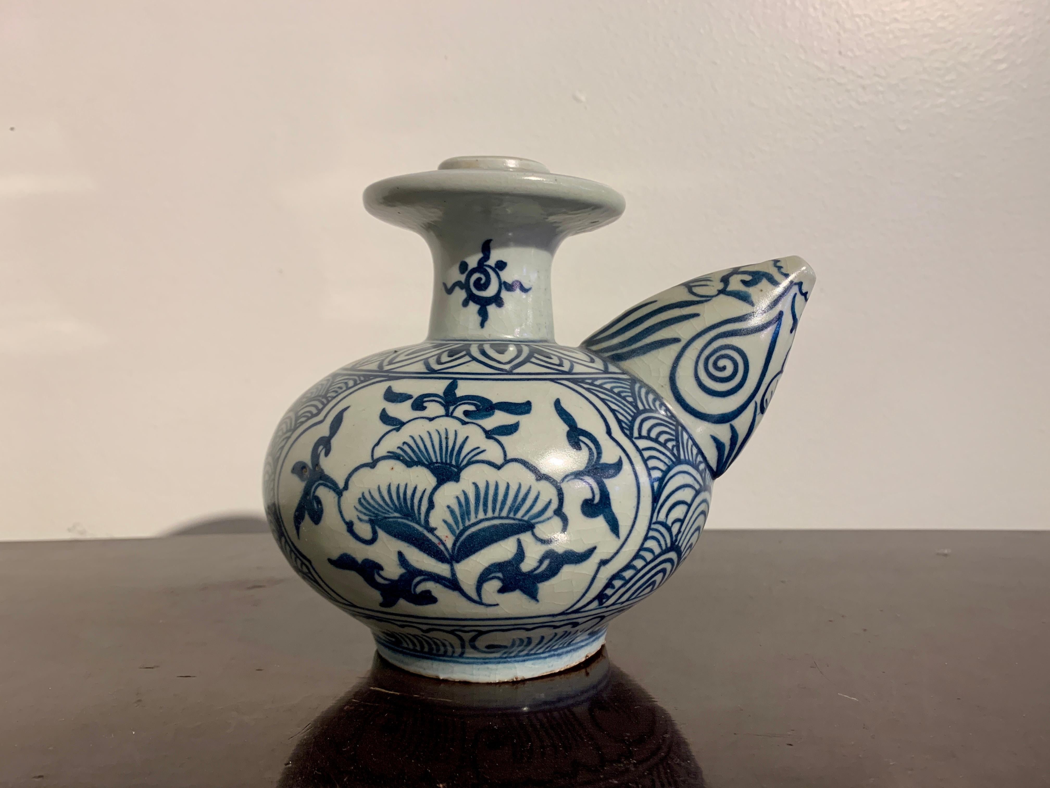 Small Vietnamese Blue and White Porcelain Kendi, 15th-16th Century In Good Condition In Austin, TX