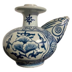 Petit Kendi vietnamien en porcelaine bleu et blanc:: 15e-16e siècle