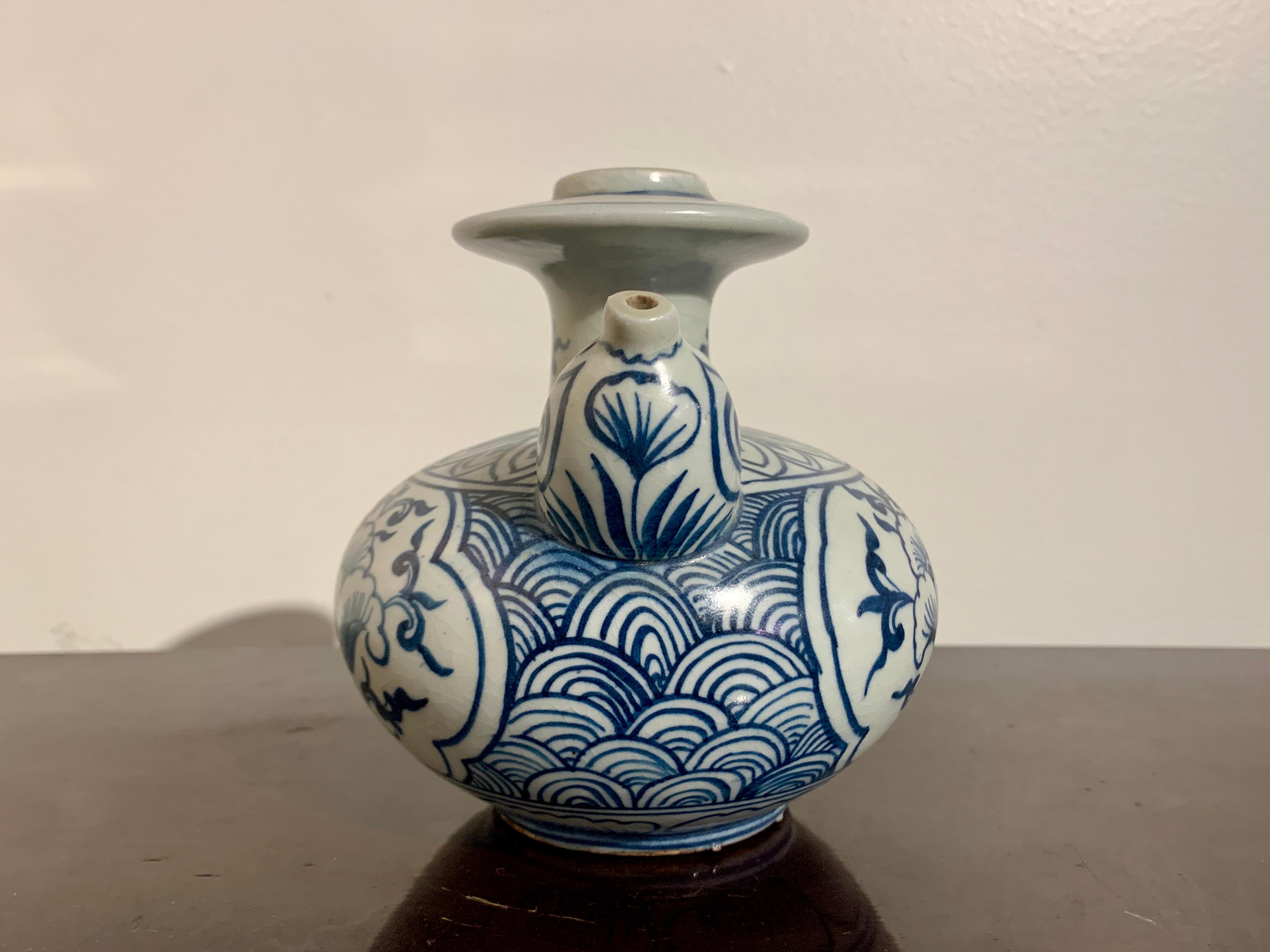 Small Vietnamese Kendi with Blue and White Design, 15th-16th Century, Vietnam In Good Condition In Austin, TX