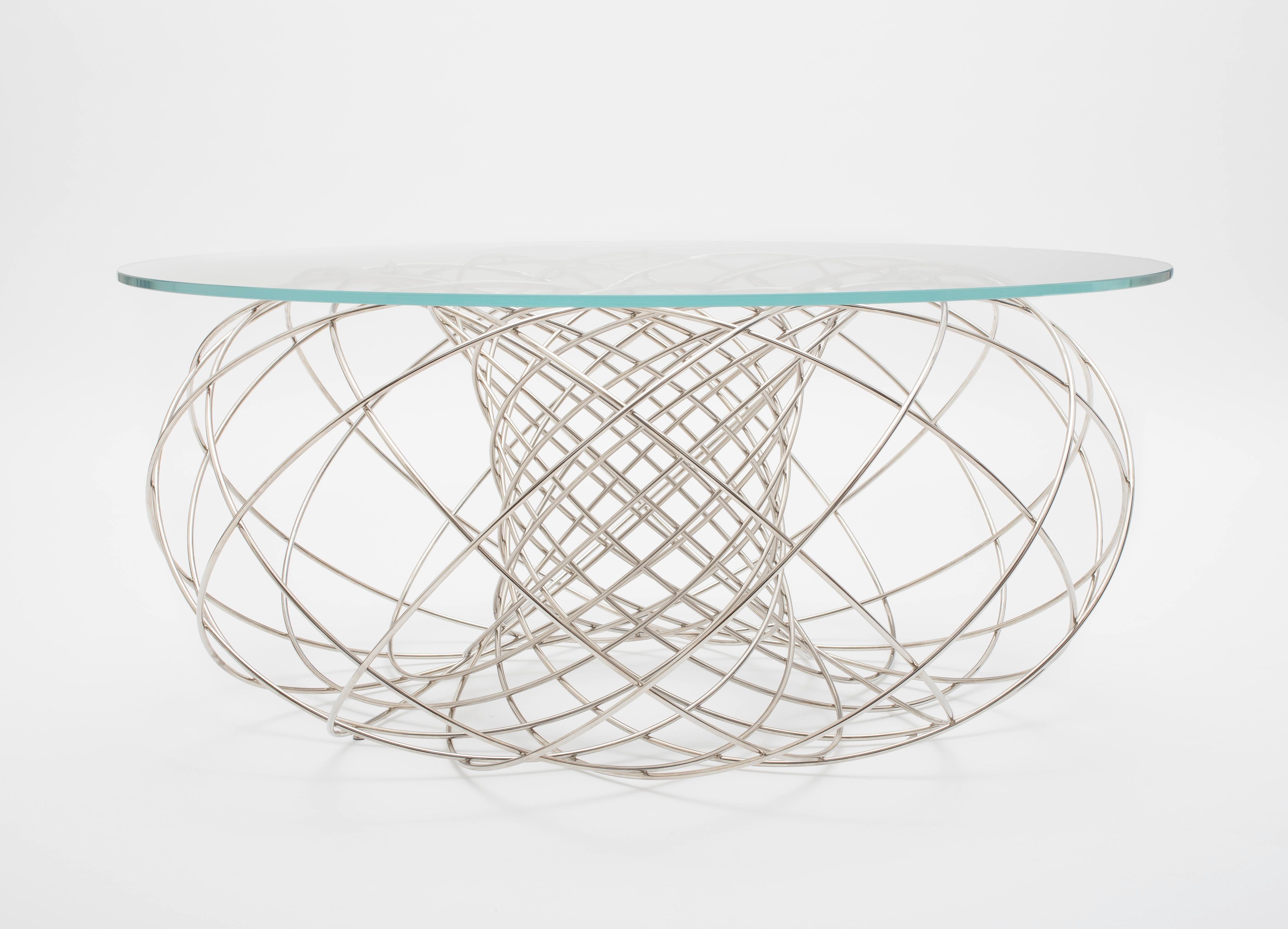 Petite table Villarceau de Philipp Aduatz
Edition limitée à 8 exemplaires
Dimensions : D 100 x H 43 cm
MATERIAL : Acier, nickelage, verre.

Le design de la table Villarceau est basé sur une caractéristique géométrique découverte par l'astronome