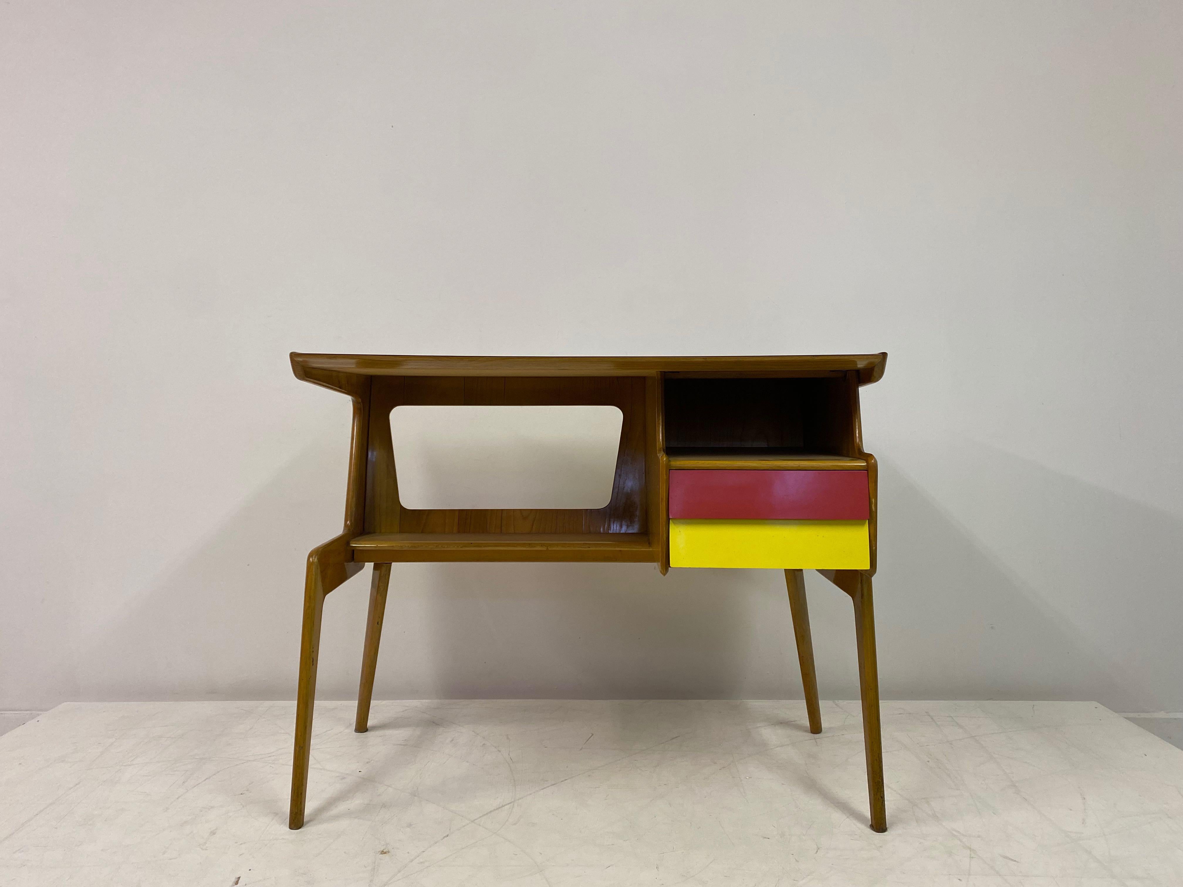 Compact sized desk

Red formica top 

Red and yellow drawers

Geometric shape

Italy 1950s.