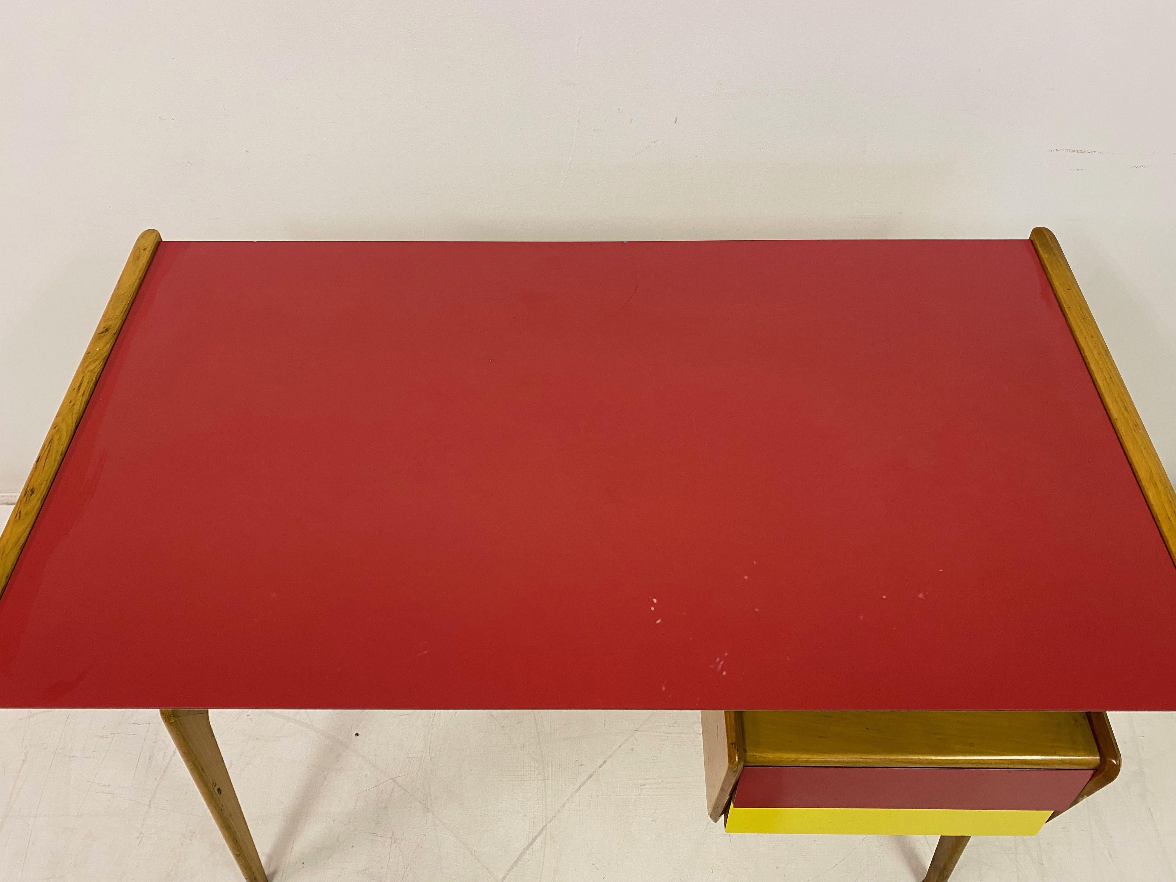 Small Vintage 1950s Italian Desk In Good Condition For Sale In London, London