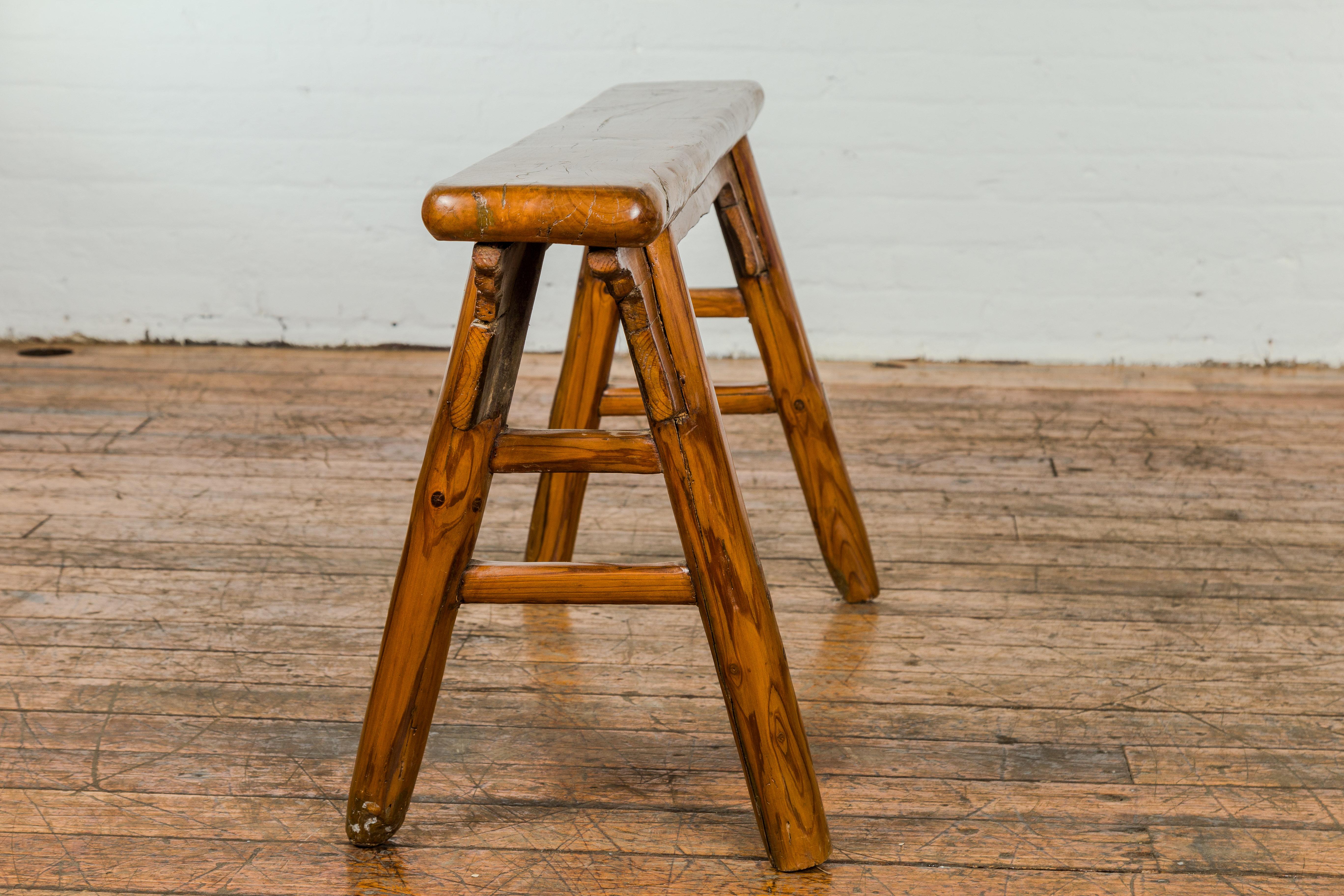Kleine A-Frame-Holzbank im Vintage-Stil mit rustikaler Ausstrahlung und gespreizten Beinen im Angebot 5