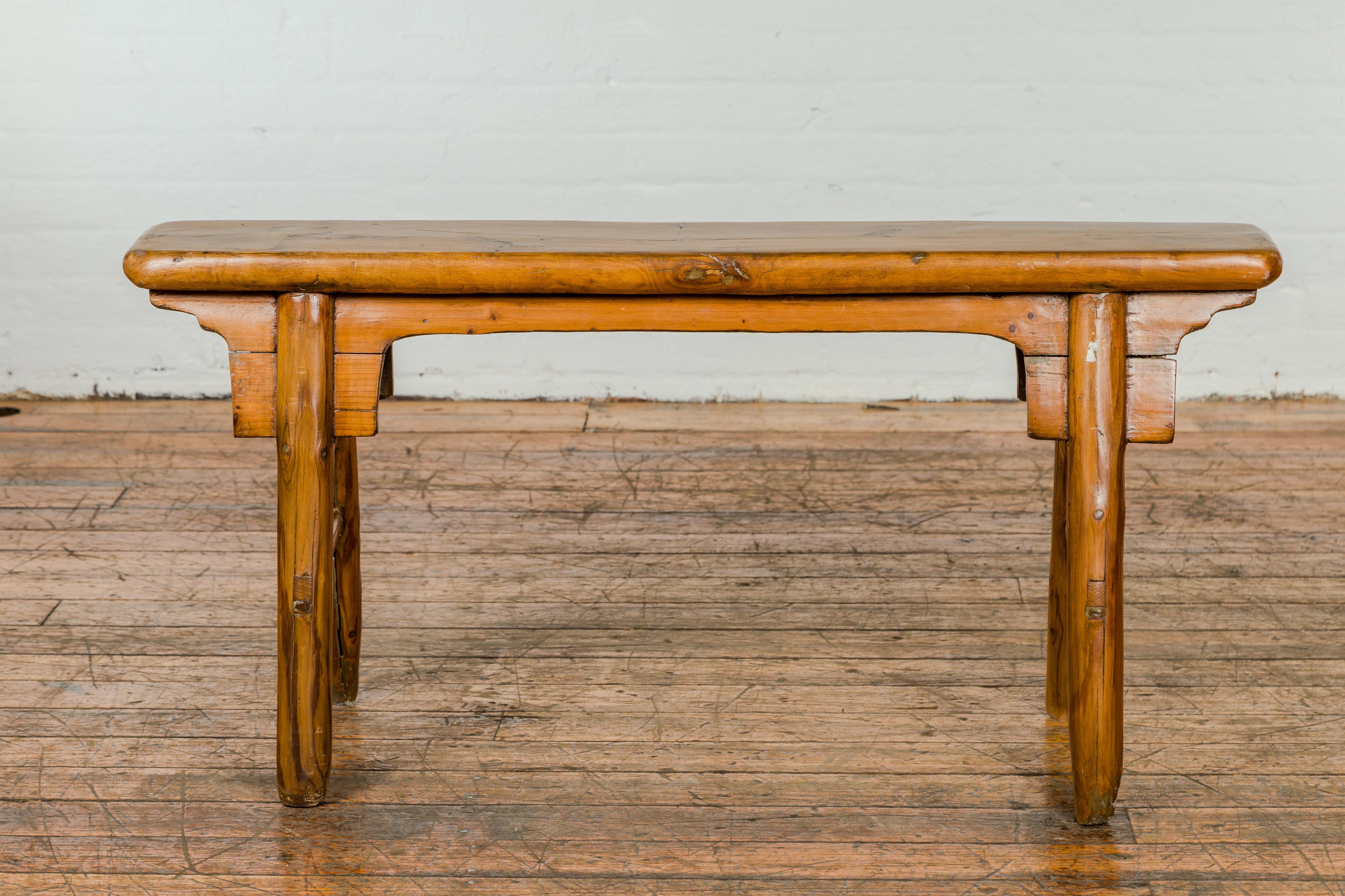 Petit banc vintage en bois à cadre en A avec une apparence rustique et des pieds évasés 3