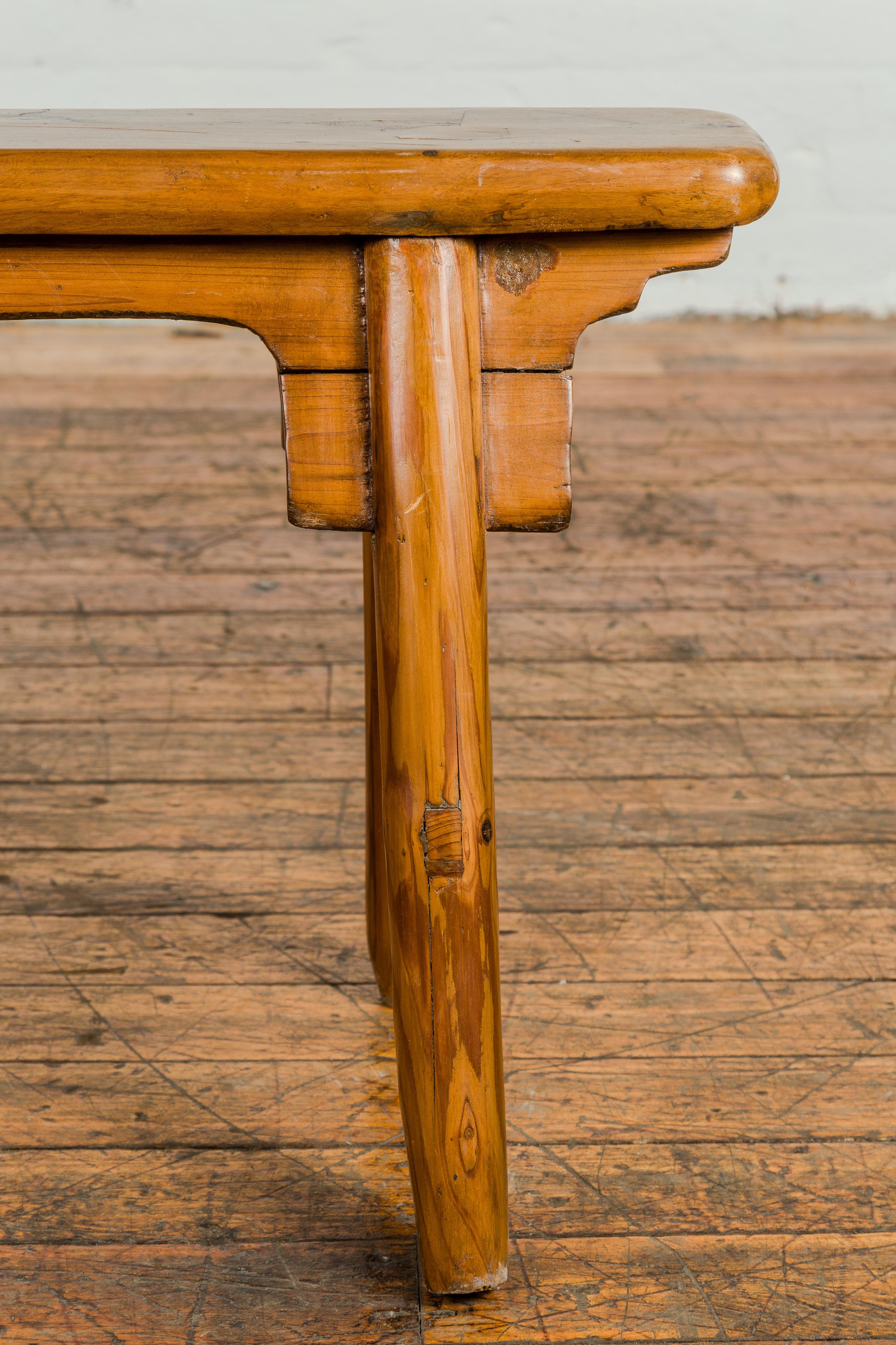 Kleine A-Frame-Holzbank im Vintage-Stil mit rustikaler Ausstrahlung und gespreizten Beinen im Angebot 1