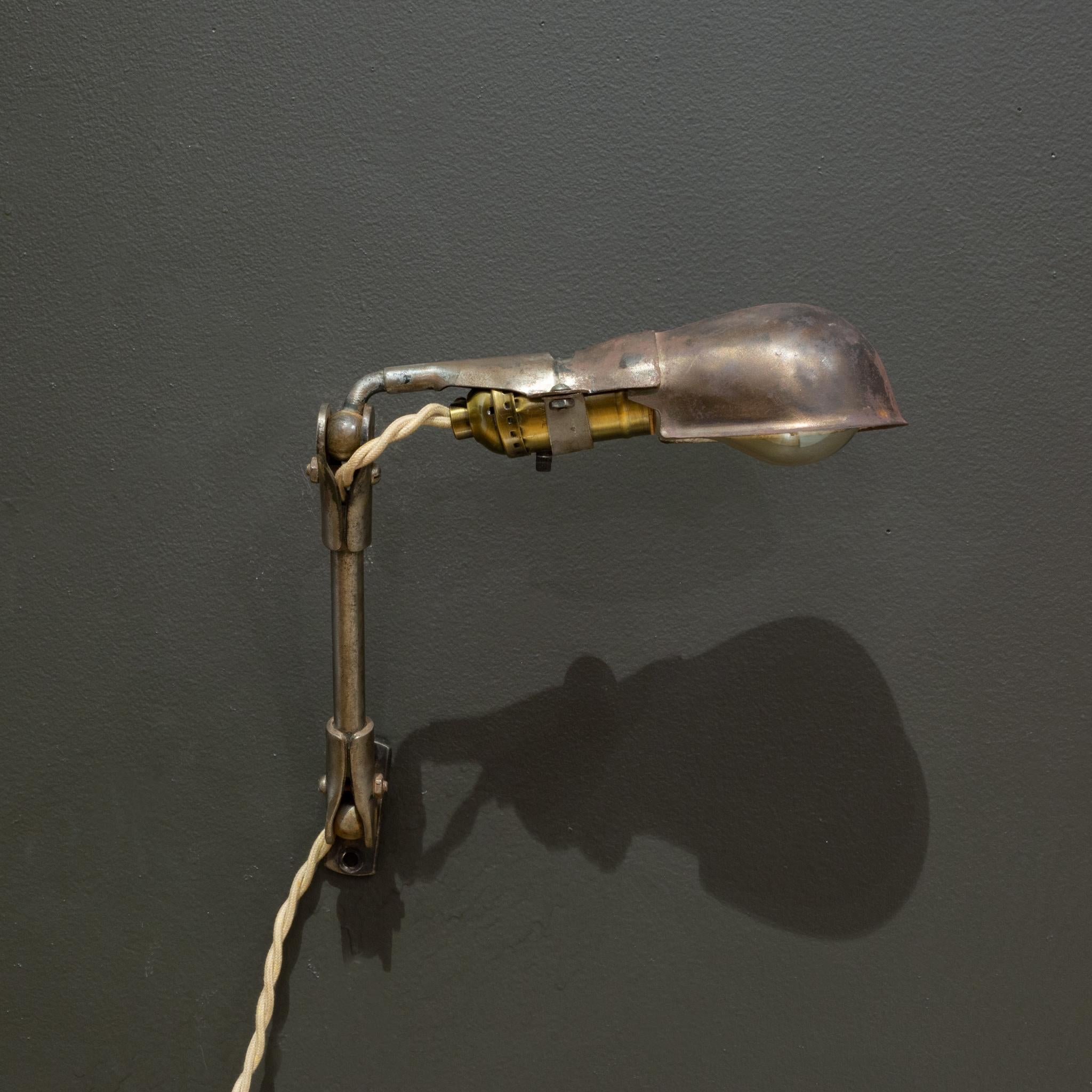 Industrielle Vintage-Lampe mit Gelenk, beweglich, ca. 1930 (FREE SHIPPING) im Zustand „Gut“ im Angebot in San Francisco, CA