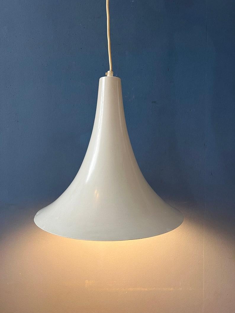Small beige mid century witch hat pendant lamp. The shade is made out of metal and has a white/beige lacquer. The lamp requires an E27 (E26) lightbulb.

Additional information:
Materials: Metal
Period: 1970s
Dimensions:ø Shade: 24 cm
Width: 24