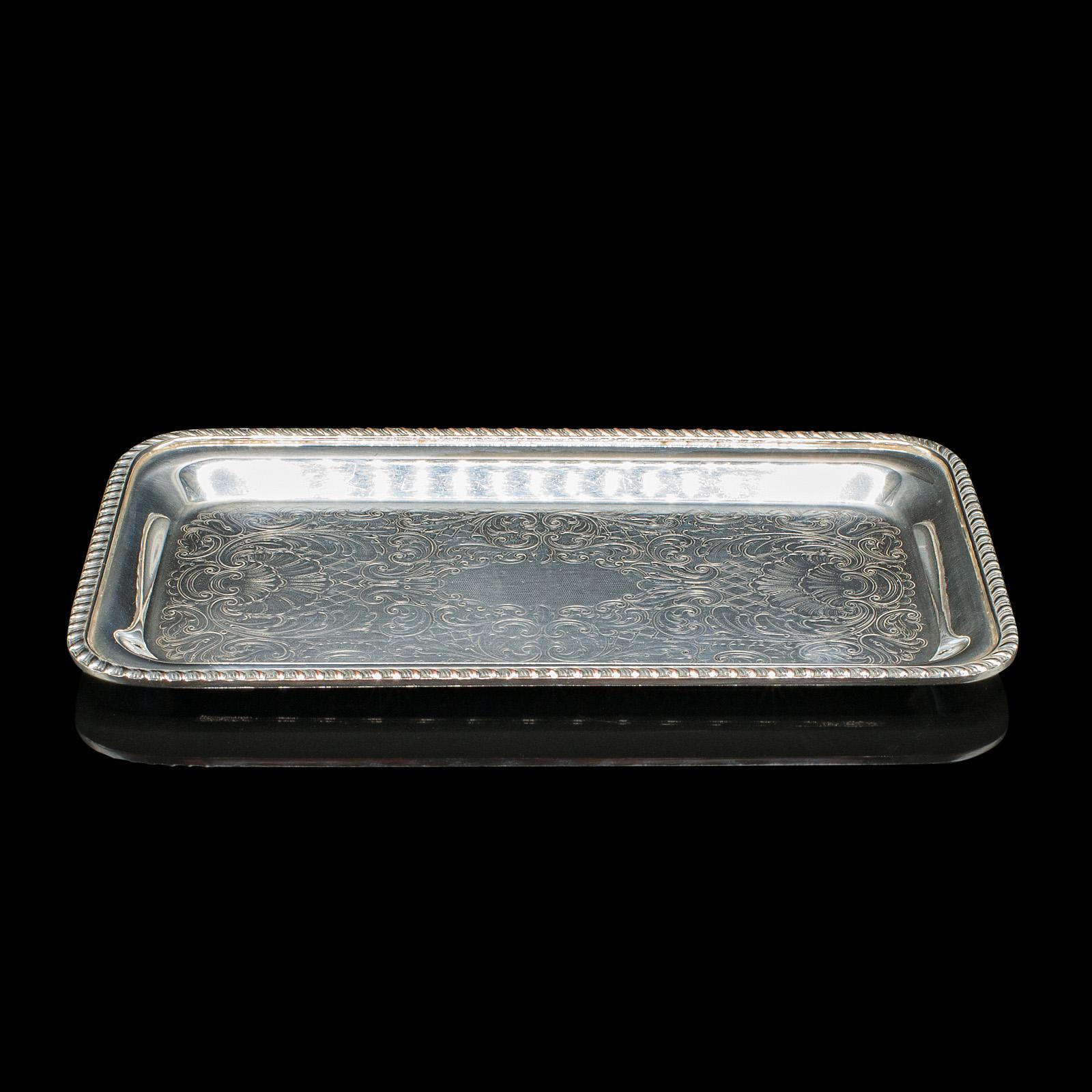 Questo è un piccolo vassoio per bonbon vintage. Vassoio portachiavi da reception americano, placcato in argento, risalente all'inizio del XX secolo, circa 1930.

Delizioso vassoio da portata vintage, perfetto per hotel, salotti o come piatto