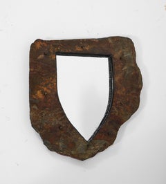 Piccolo specchio brutalista vintage a forma di scudo in scisto a bordo grezzo, Belgio, anni '60