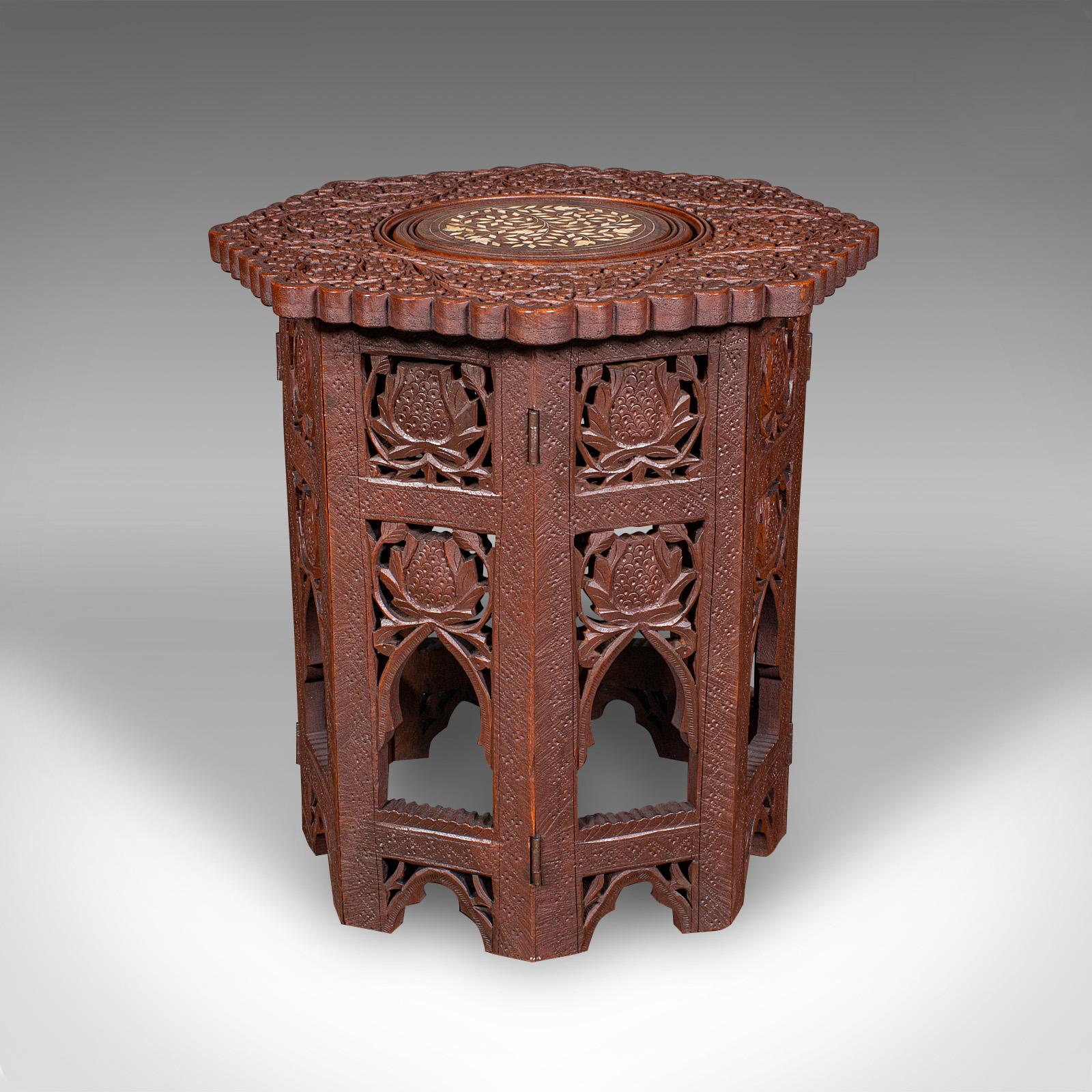 Petite table Vintage Campaigner Ornamental, Burmese Teak, Folding, Lamp, Art Deco Bon état - En vente à Hele, Devon, GB