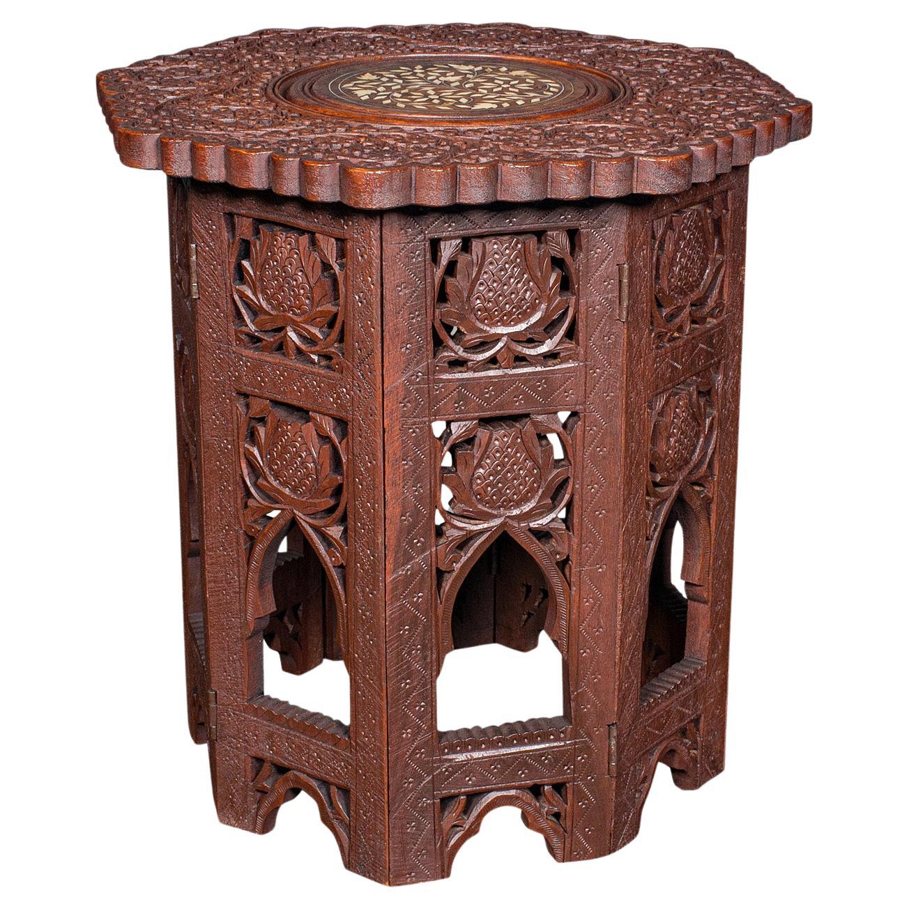 Ornamentaler Vintage-Kampagnen-Tisch aus burmesischem Teakholz, klappbar, Lampe, Art déco