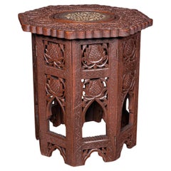 Ornamentaler Vintage-Kampagnen-Tisch aus burmesischem Teakholz, klappbar, Lampe, Art déco