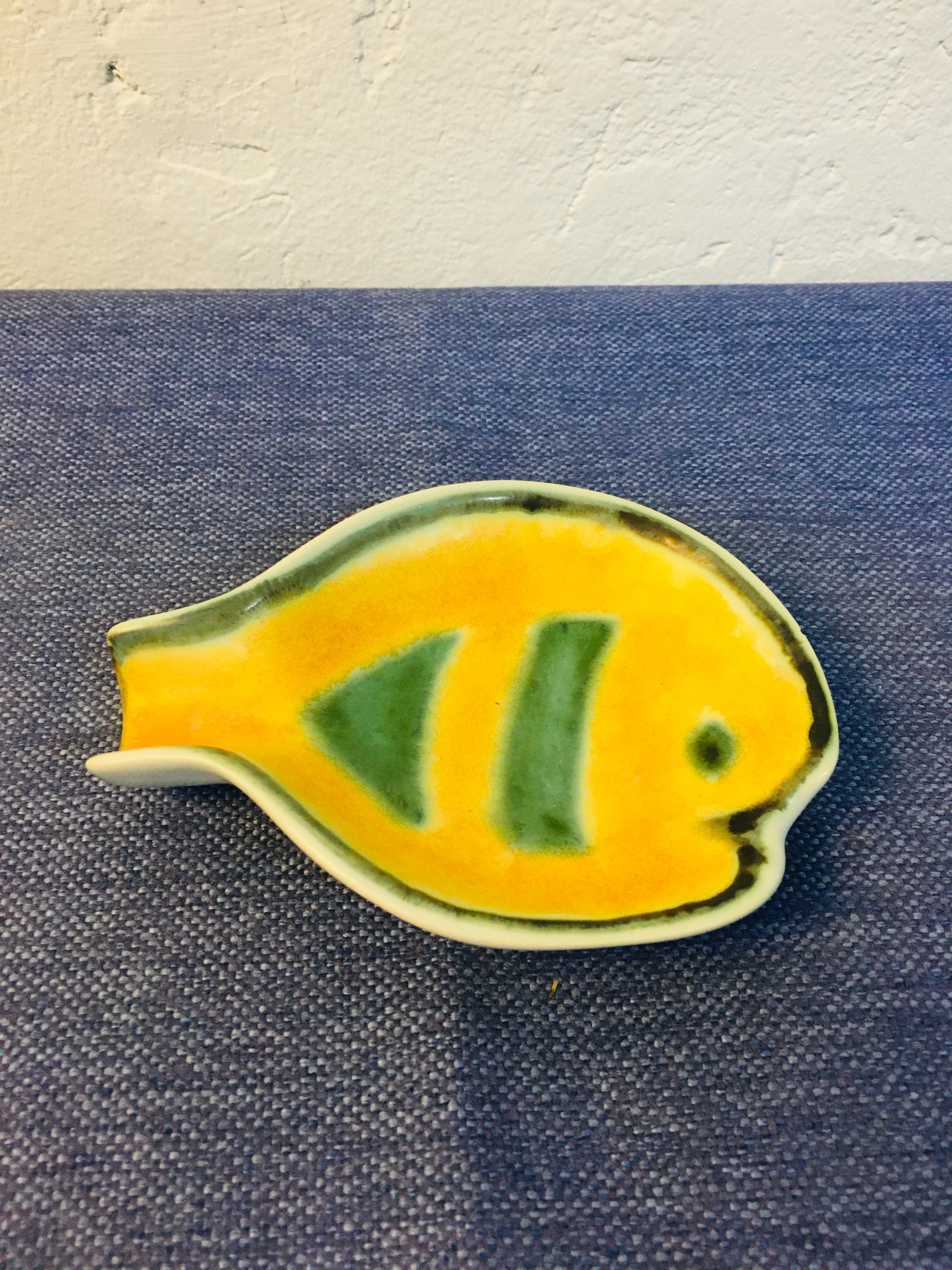 Small midcentury fish-shape ceramic ashtray by an unknown artist, it was mad in the 1960s.
 