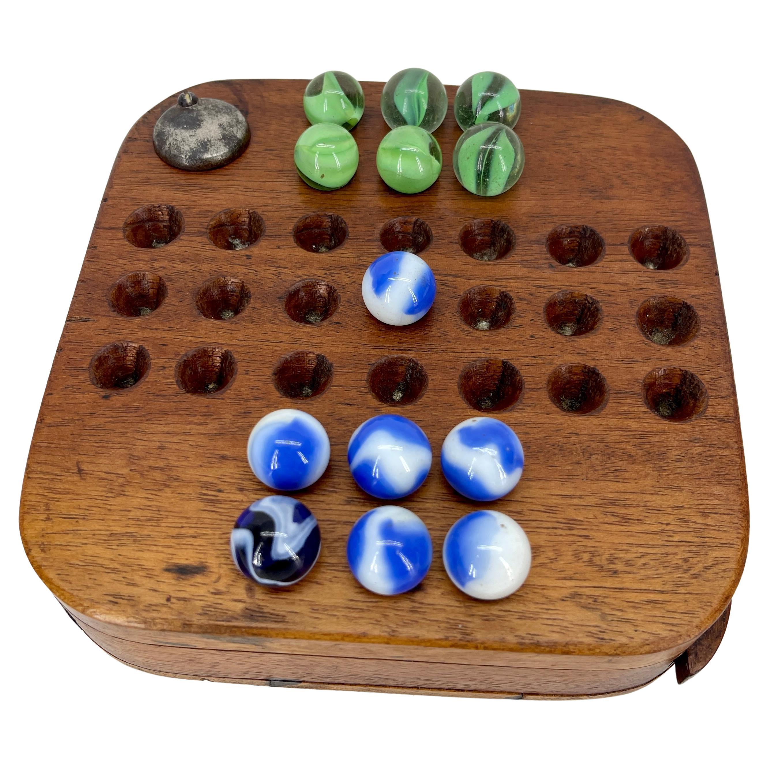Arts and Crafts Petit jeu de board à carreaux chinois vintage avec 31 boules de verre  en vente