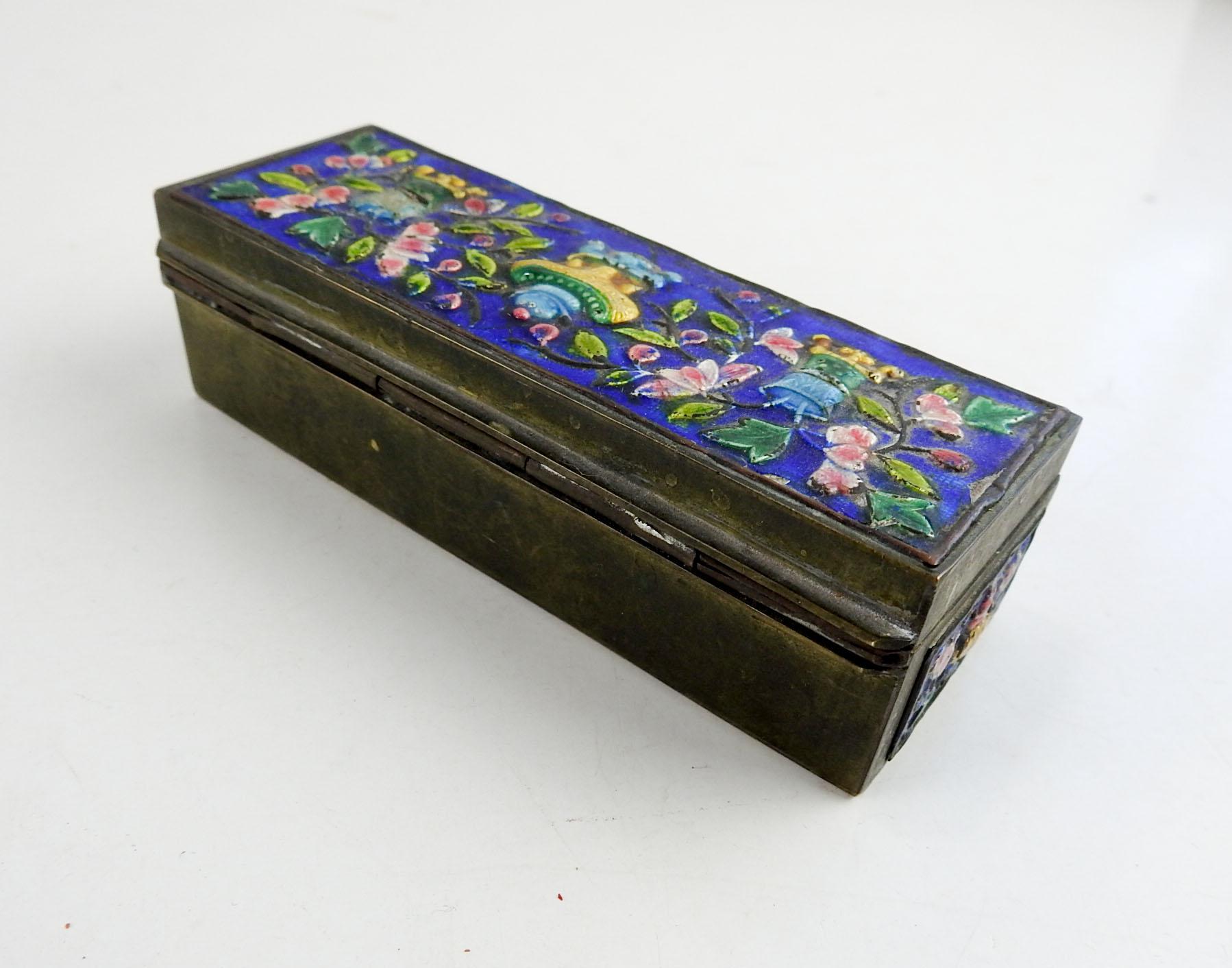 Small Vintage Chinese Enamel Box In Good Condition For Sale In Seguin, TX