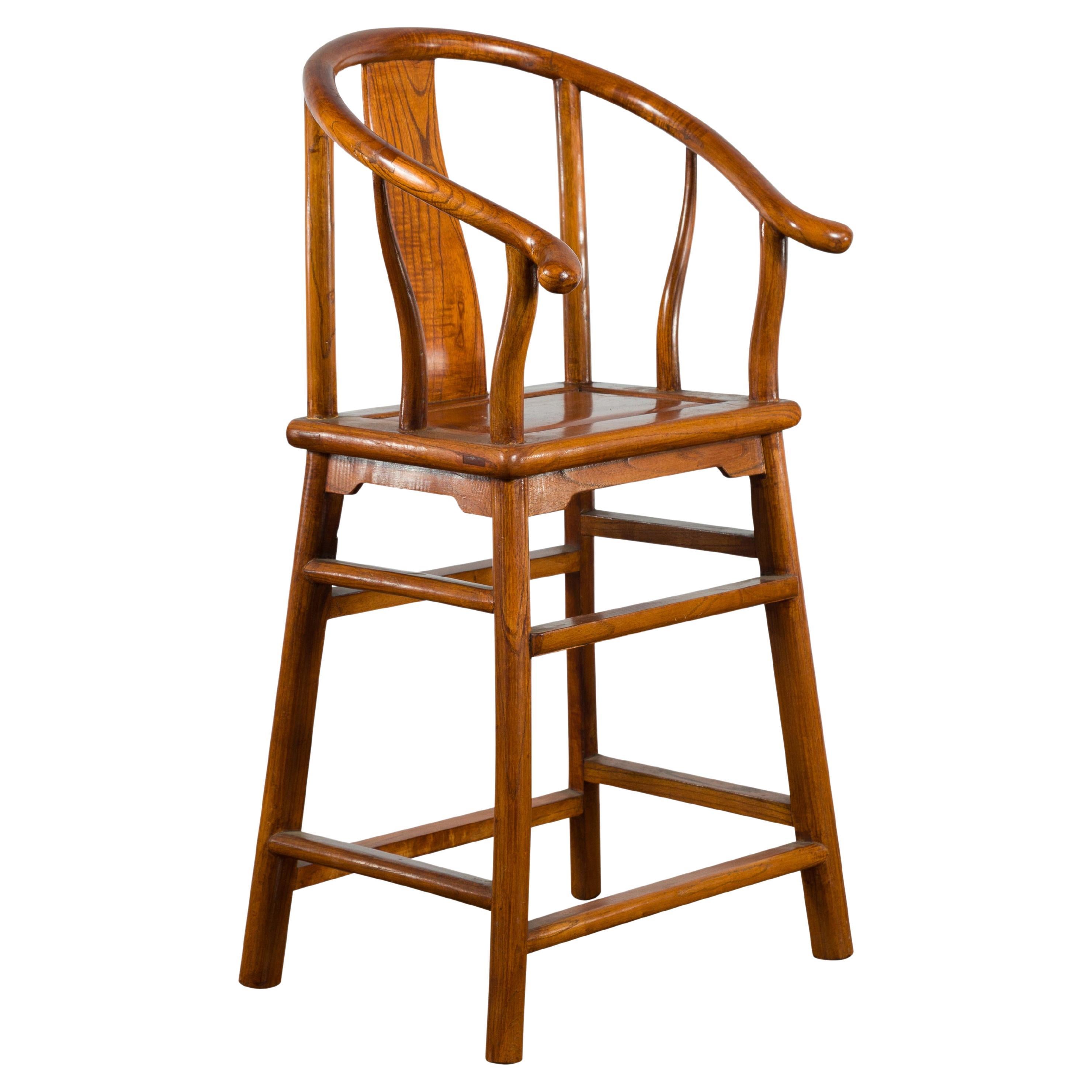 Petite chaise chinoise vintage à dossier en fer à cheval avec assise en bois et brancards latéraux