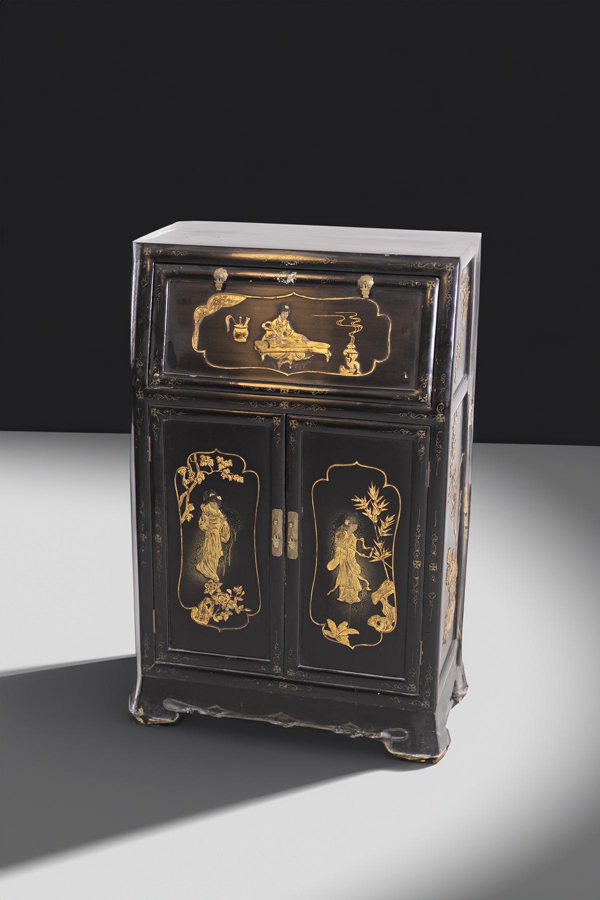 Small Chinese writing desk in black lacquered wood, dating back to the 1940s-50s, an example of oriental craftsmanship that combines elegance and functionality. The entire surface of the desk is richly decorated with inlays of wood painted in a